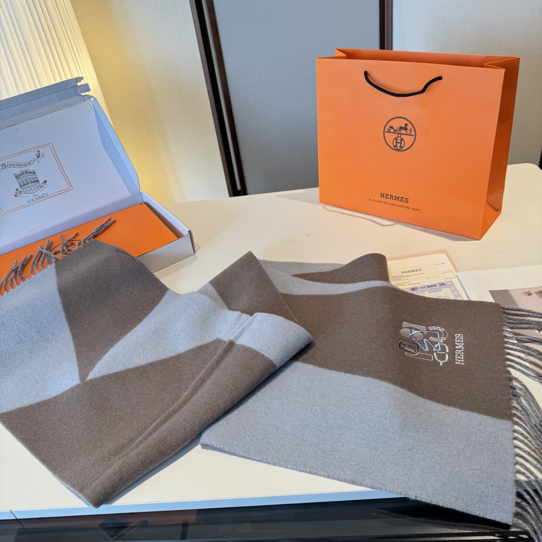 ✨✨爱马仕双面围巾❗好看的要疯掉了，太有型太有魅力了❗❗非常斯文时尚的秋冬单品！真的很喜欢，非常Clas