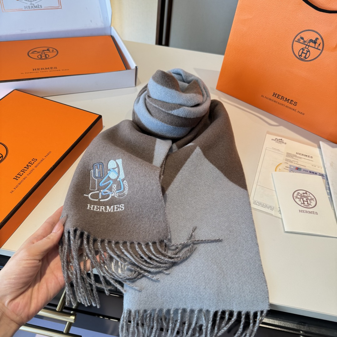 ✨✨爱马仕双面围巾❗好看的要疯掉了，太有型太有魅力了❗❗非常斯文时尚的秋冬单品！真的很喜欢，非常Clas