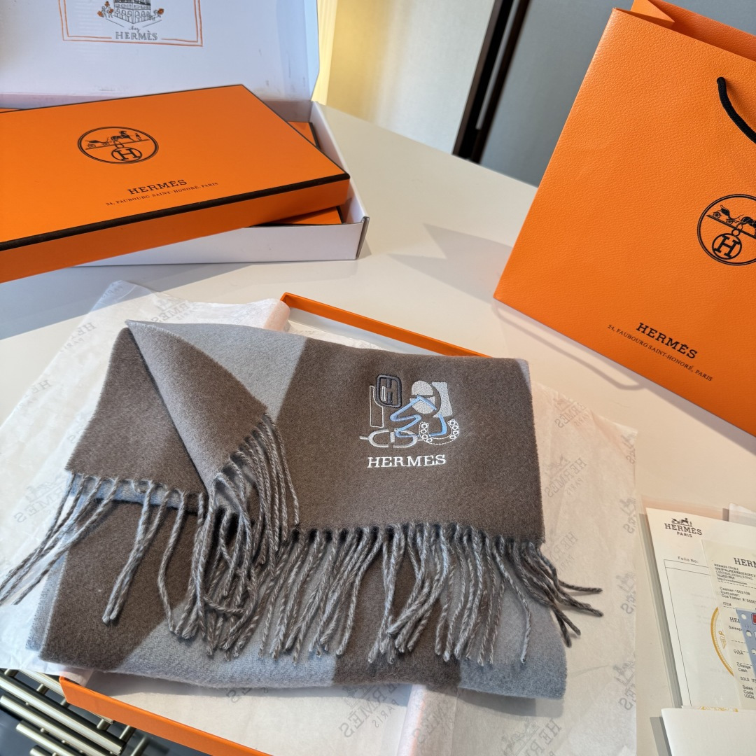 ✨✨爱马仕双面围巾❗好看的要疯掉了，太有型太有魅力了❗❗非常斯文时尚的秋冬单品！真的很喜欢，非常Clas