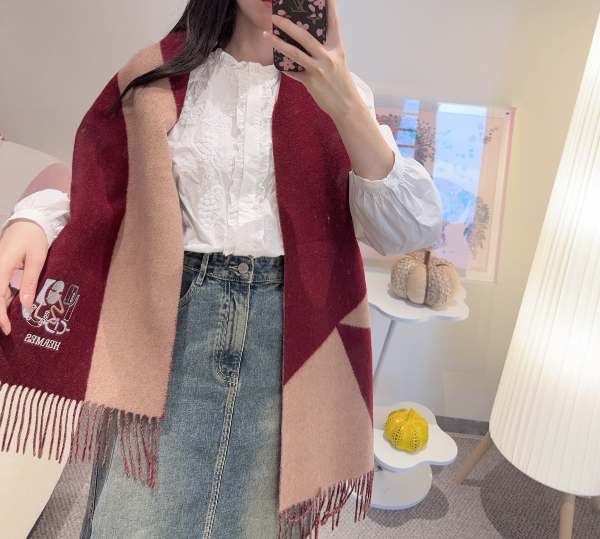 ✨✨爱马仕双面围巾❗好看的要疯掉了，太有型太有魅力了❗❗非常斯文时尚的秋冬单品！真的很喜欢，非常Clas