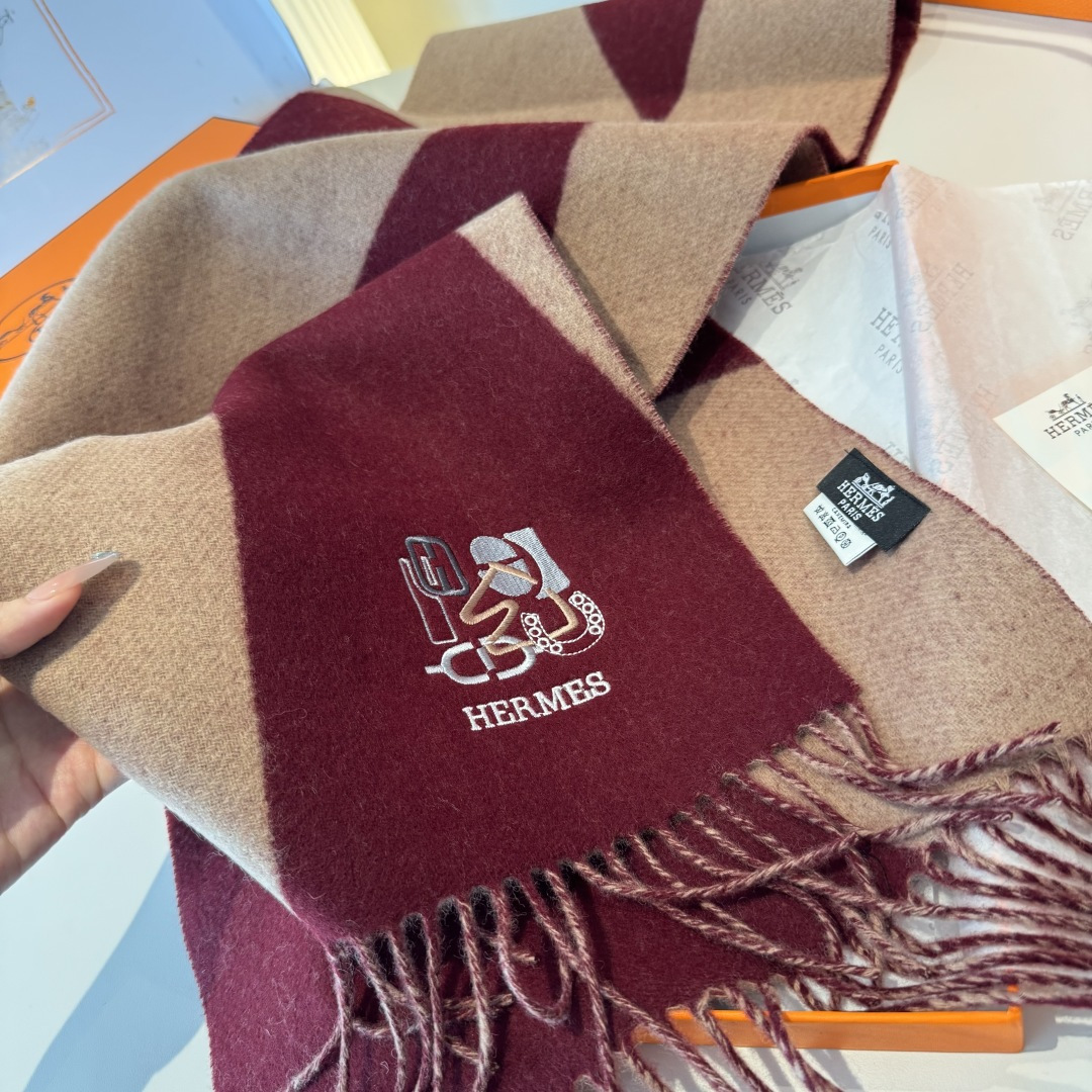 ✨✨爱马仕双面围巾❗好看的要疯掉了，太有型太有魅力了❗❗非常斯文时尚的秋冬单品！真的很喜欢，非常Clas