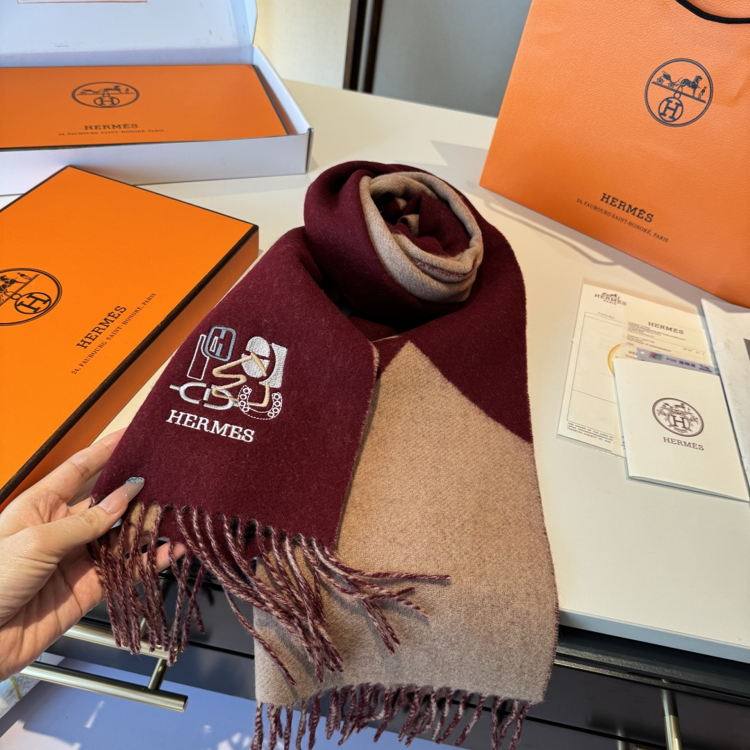 ✨✨爱马仕双面围巾❗好看的要疯掉了，太有型太有魅力了❗❗非常斯文时尚的秋冬单品！真的很喜欢，非常Clas