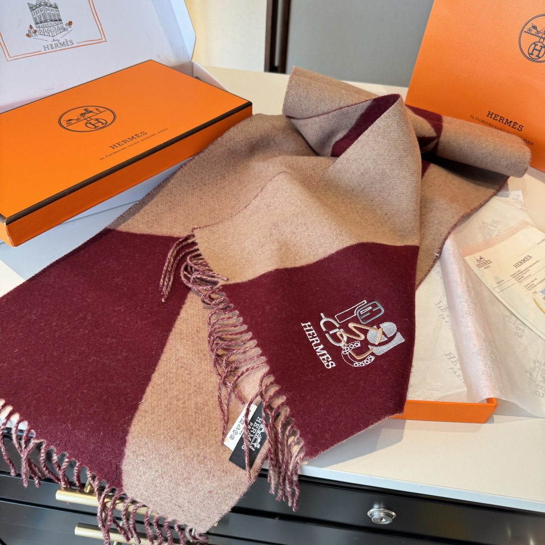 ✨✨爱马仕双面围巾❗好看的要疯掉了，太有型太有魅力了❗❗非常斯文时尚的秋冬单品！真的很喜欢，非常Clas
