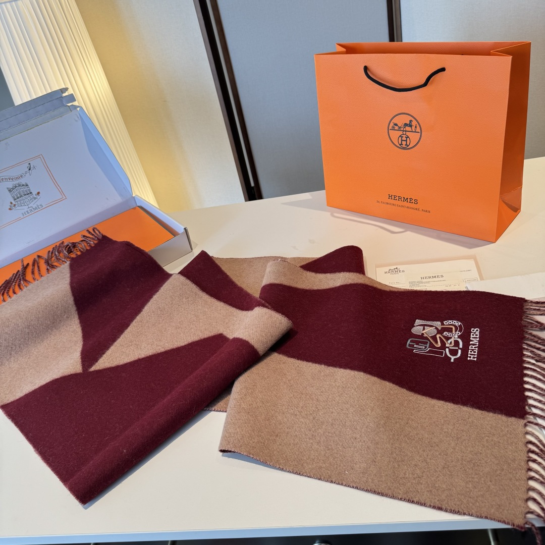 ✨✨爱马仕双面围巾❗好看的要疯掉了，太有型太有魅力了❗❗非常斯文时尚的秋冬单品！真的很喜欢，非常Clas