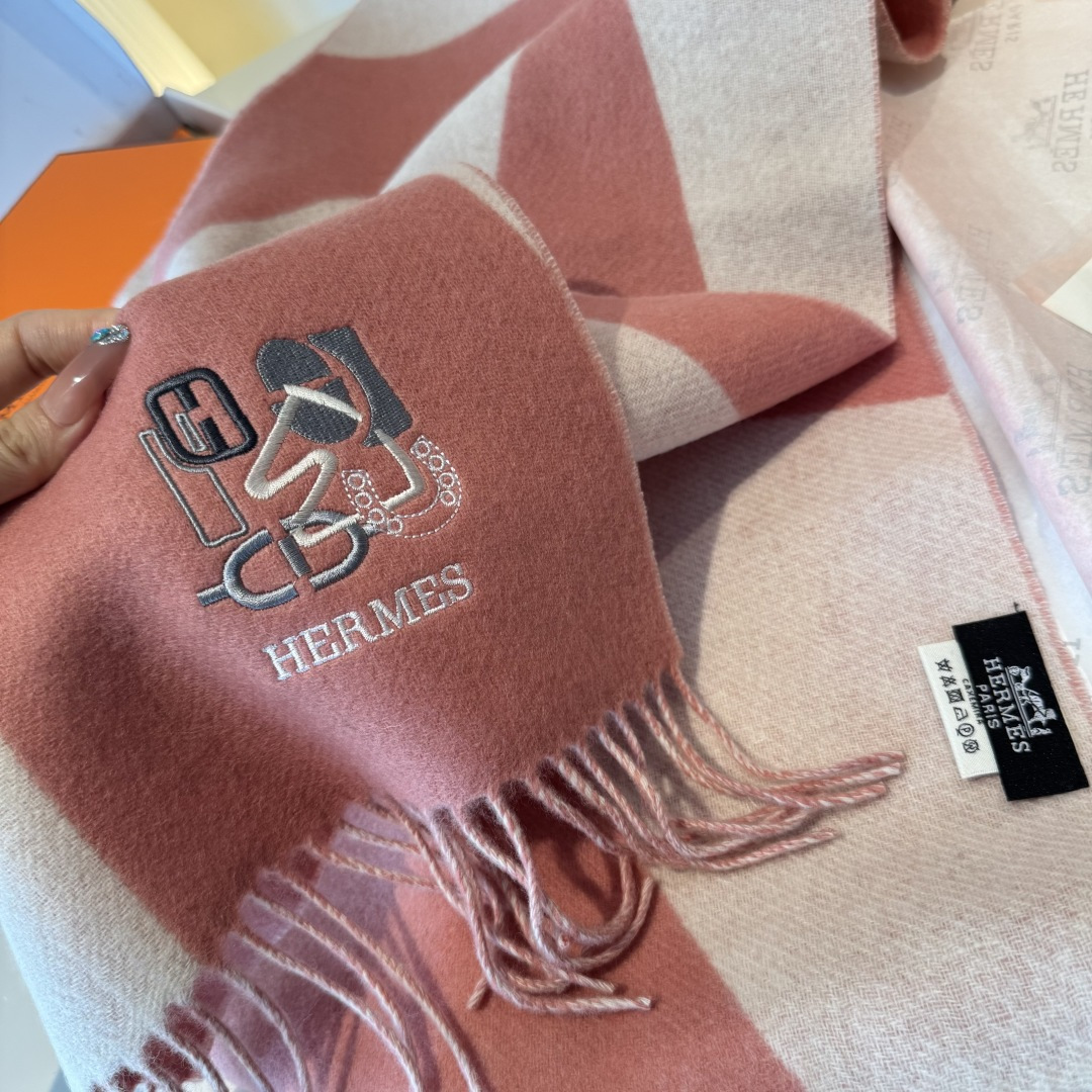 ✨✨爱马仕双面围巾❗好看的要疯掉了，太有型太有魅力了❗❗非常斯文时尚的秋冬单品！真的很喜欢，非常Clas