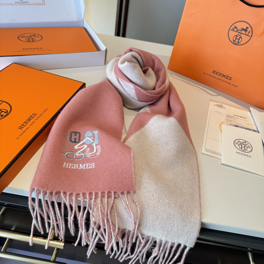 ✨✨爱马仕双面围巾❗好看的要疯掉了，太有型太有魅力了❗❗非常斯文时尚的秋冬单品！真的很喜欢，非常Clas