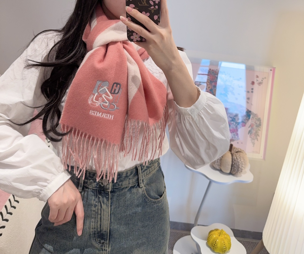 NO:542086,Hermes double-sided scarf looks so beautiful that it is crazy. It is so stylish and charming. It is very gentle and fashionable autumn and winter items!  I really like it. The classical men's design lamb velvet looks really amazing. The upper body effect is really good no matter how you surround it!  !  This style is really bought with your eyes closed, and it is easy to control at any age!  !  !  30*200cm high-version scarf, high-version scarf, hermes19860909爱马仕双面围巾好看的要疯掉了,太有型太有魅力了非常斯文时尚的秋冬单品！真的很喜欢,非常Classical的男款设计羔绒,手感真的绝了上身效果真的随便怎么围都好看！！这种款式真的闭着眼买,任何年龄层都轻松驾驭！！！30*200cm高版本围巾,高版本围巾,hermes,scarf