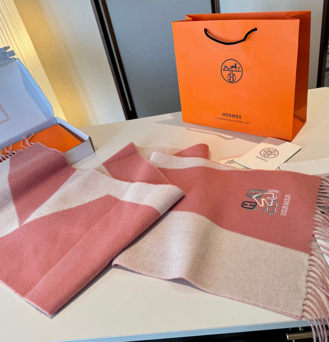 ✨✨爱马仕双面围巾❗好看的要疯掉了，太有型太有魅力了❗❗非常斯文时尚的秋冬单品！真的很喜欢，非常Clas