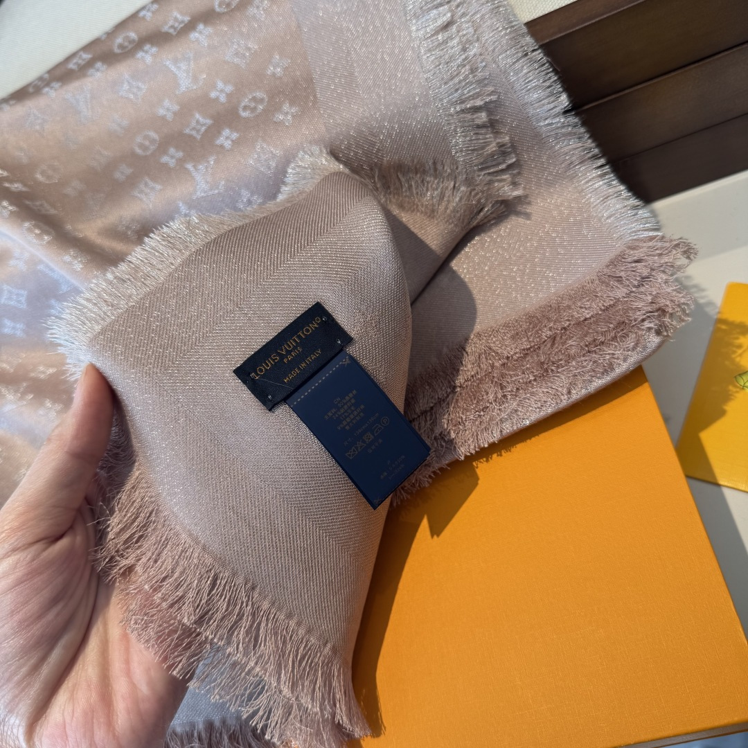 全新 Petit Louis 披肩以提花工艺和双色纱线织就 Monogram 图案。轻软丝绒混纺裁出小幅