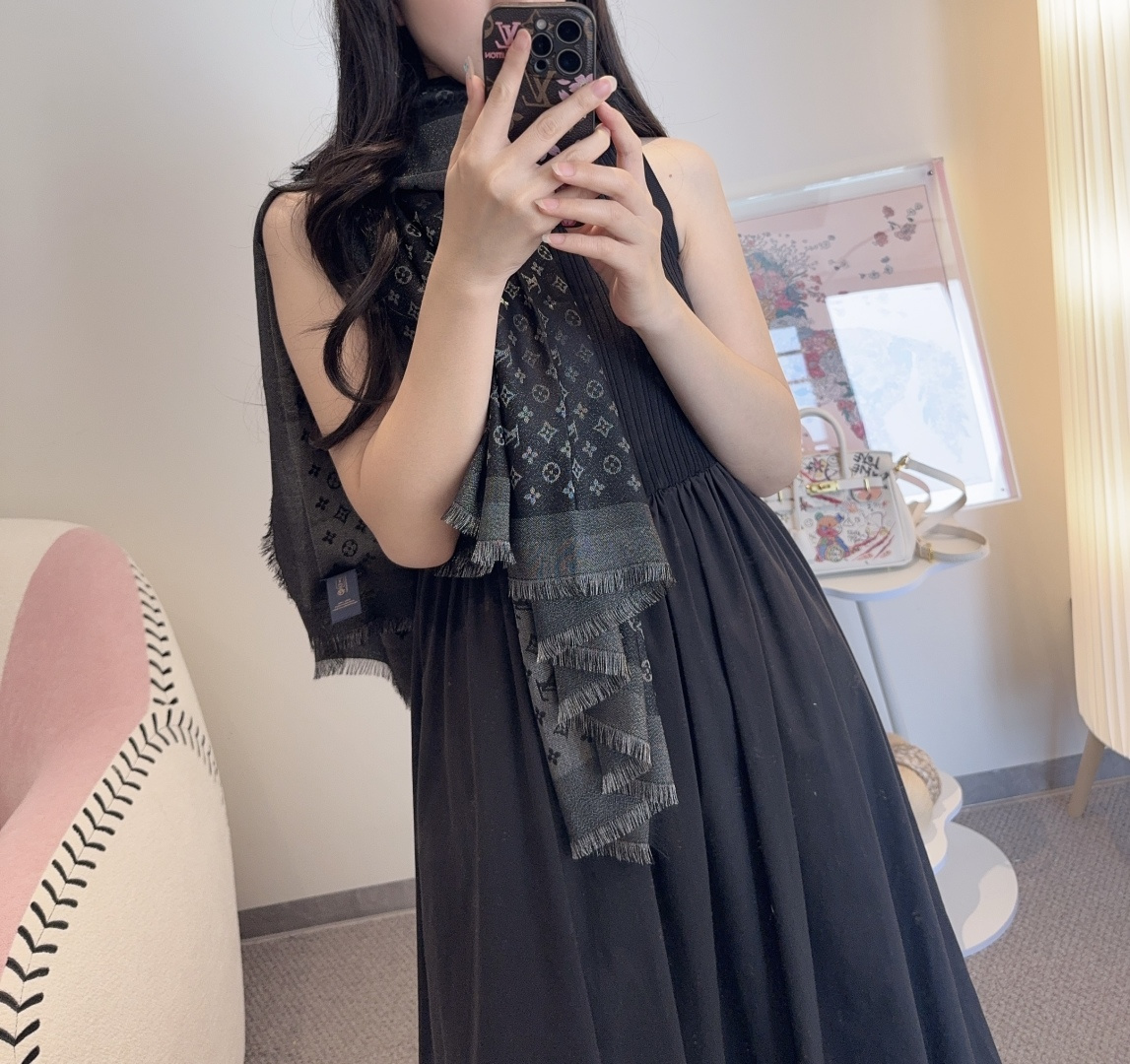 全新 Petit Louis 披肩以提花工艺和双色纱线织就 Monogram 图案。轻软丝绒混纺裁出小幅