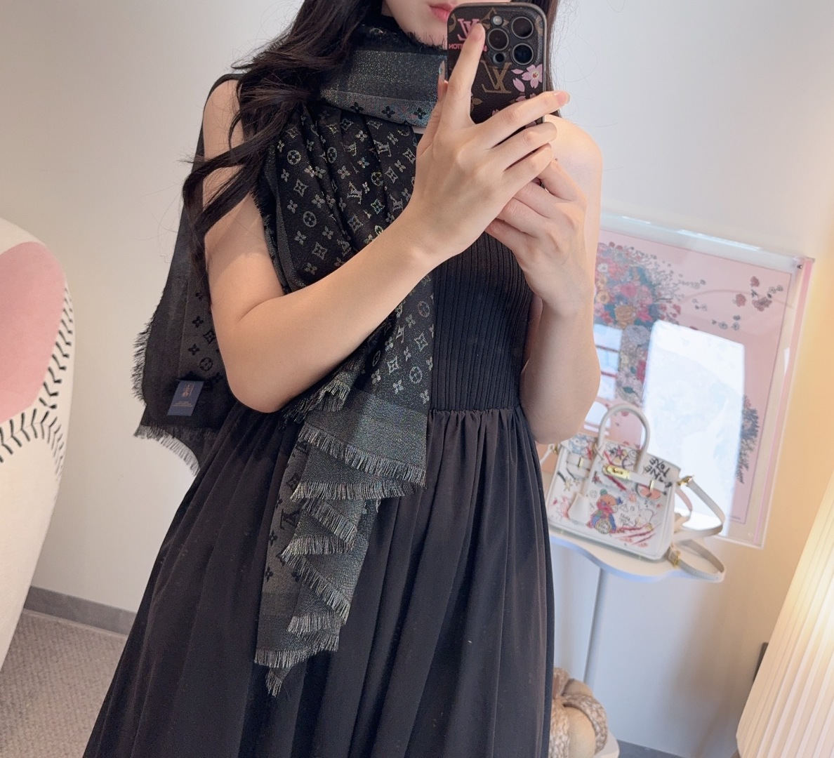 全新 Petit Louis 披肩以提花工艺和双色纱线织就 Monogram 图案。轻软丝绒混纺裁出小幅