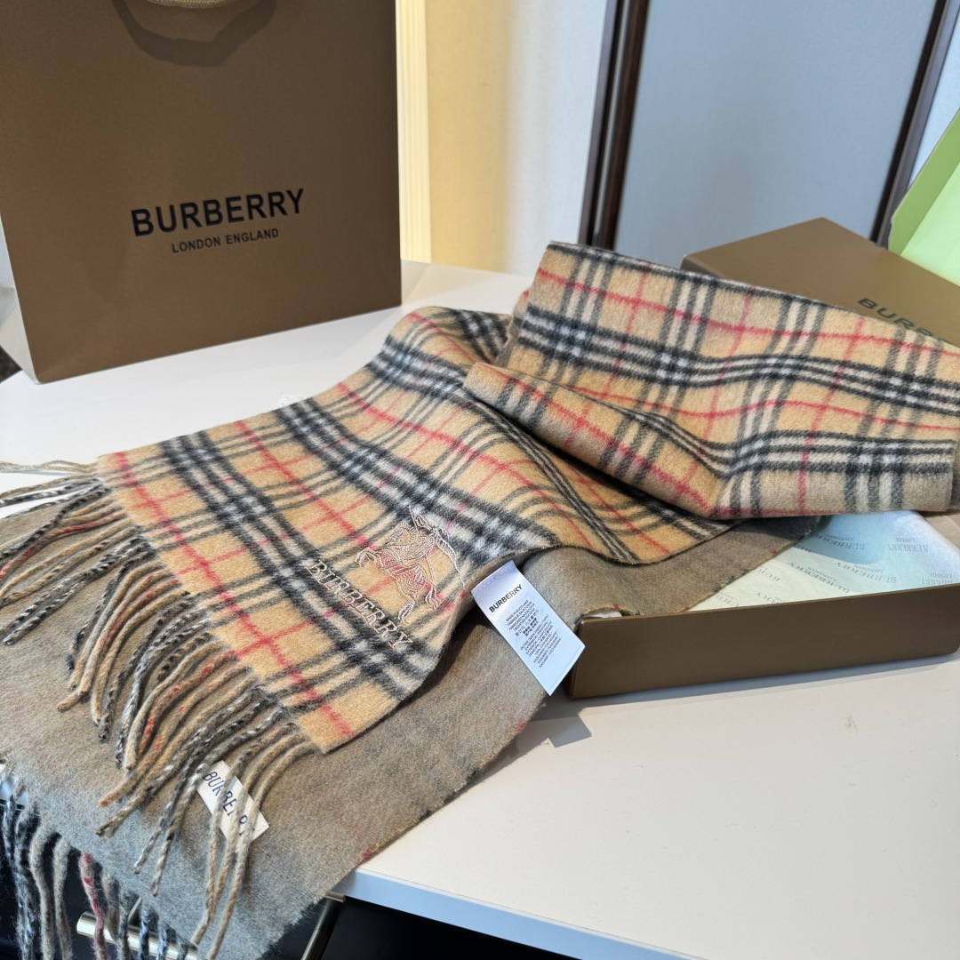 ✨✨Burberry · 巴宝莉双面围巾❗好看的要疯掉了，太有型太有魅力了❗❗非常斯文时尚的秋冬单品！真