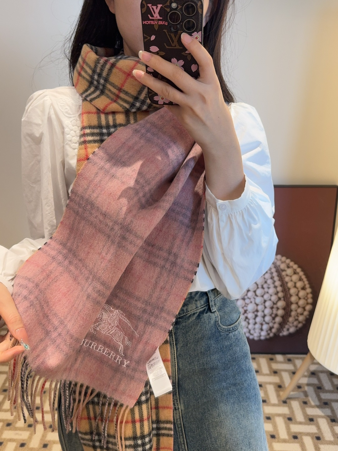 NO:542090,Burberry · Burberry double-sided scarf is so beautiful that it is going crazy. It is so stylish and charming. It is very gentle and fashionable autumn and winter items!  I really like it. The classical men's design lamb velvet looks really amazing. The upper body effect is really good no matter how you surround it!  !  This style is really bought with your eyes closed, and it is easy to control at any age!  !  !  30*200cm high-version scarf, high-version scarf, burberry, burberry19860909Burberry · 巴宝莉双面围巾好看的要疯掉了,太有型太有魅力了非常斯文时尚的秋冬单品！真的很喜欢,非常Classical的男款设计羔绒,手感真的绝了上身效果真的随便怎么围都好看！！这种款式真的闭着眼买,任何年龄层都轻松驾驭！！！30*200cm高版本围巾,高版本围巾,burberry,burberry,scarf