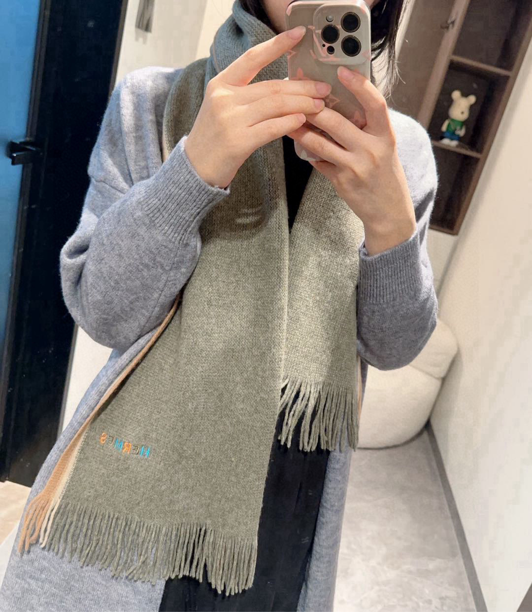 NO:542101,Hermes synchronous counter, high-end cashmere knitted scarf!  】It can be formal, free, very Classical men's design. This weaving method is relatively difficult, and it costs a lot of yarn, and the process is very difficult!  !  !  Such a men's scarf is definitely an outdated item!  The cashmere scarf that looks good at any surround is really unique!  !  It's so practical and versatile, but there's no unnecessary design, and it looks good no matter how you surround it!  It has a drape, warm and very slimming!  It is very suitable to match formal wear or casual wear ~ folding or circling is perfect, with a warm and elegant 30180 high-version scarf, high-version scarf, hermes, hermes19860909Hermes（爱马仕）同步专柜,高端羊绒针织围巾！】可正式,可随意,非常Classical的男款设计.这款织法比较难,又很费纱线,工艺难度非常大！！！这样的男款围巾,绝对是一条审美不过时的单品！随便围都会好看的羊绒围巾,版型真是一绝！！太实用百搭了,其实没有多余的设计,怎么围都好看！有垂坠感,温暖且非常显瘦！搭配正装或者搭配休闲装都很合适~对折挂围或者绕圈围都完全可以,有温度的风度30180高版本围巾,高版本围巾,hermes,hermes,scarf