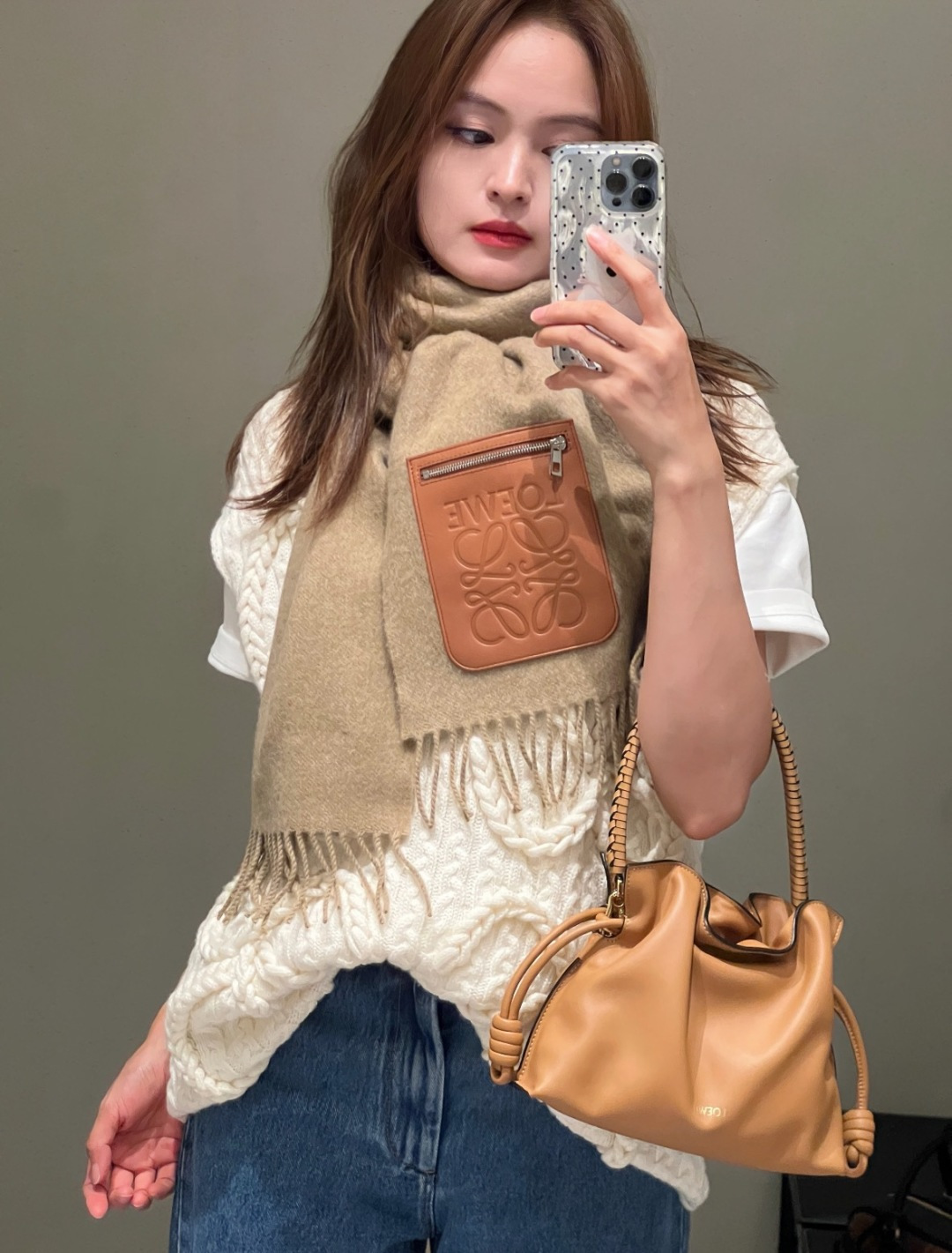 NO:542110,New!  Loewe · Luo Yiwei's rare gentle color scheme, low-key and elegant] Highlights recommended double-sided color scheme, one scarf matches two styles, high-end, comfortable and fashionable temperament, niche, but full of big brands, Super Amway loewe's soft scarf that touches the heart, extremely simple color matches eye-catching leather mark, the finishing touch is indeed not lose its beauty, the pursuit of successful people, the color is absolutely, a bit unique fairy-like, the absolute best choice for couples, the color is elegant, not enchanting, very soft wool material specifications 30 x 180cm high-version scarf, high-version scarf, loewe, loewe19860909上新！Loewe · 罗意威难得一见的温柔配色,低调又不失优雅】重点推荐双面配色,一条围巾两种风格搭配,高级舒适时髦气质,名小众,却大牌范十足,超级安利loewe这款触动内心的柔美围巾,极其简单的颜色搭配抢眼的皮标 ,点睛之笔确又不失美感,成功人士的追求,色彩绝对,有点独有的仙气,绝对的情侣款不二之选,颜色淡雅,不妖娆非常柔软的羊毛材质规格30 x 180cm高版本围巾,高版本围巾,loewe,loewe,scarf