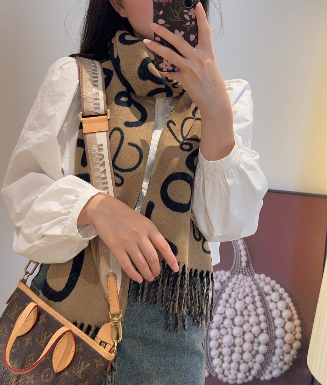 NO:542114,Luo Yiwei graffiti double-sided scarf, loewe super beautiful new scarf!  Super recommended to buy!  Super hard to buy!  The original order is of good quality, and it is out of the market goods. There is no pressure to enter and exit the counter. The workmanship is very exquisite and heavy. Our price is really worth it!  Neutral style, simple and generous, free of charge!  !  A crazy and not picky, a crazy temperament!  Whoever surrounds him has temperament!  !  I really hope everyone doesn't miss this style. Specifications, 30*180cm, 90 wool, 10 cashmere, non-market chemical fiber, equipped with LOEWE Anagram embossed leather label. High-version scarf, high-version scarf, loewe, loewe19860909罗意威涂鸦款双面围巾,loewe超美新款围巾！超级推荐入手！超难买哦！原单品质好货,甩市场货N条街,进出专柜无压力,做工非常精致,很有分量,我们的价格真的超级值！中性风格、简单大方,任意收！！狂不挑人,狂气质！谁围谁有气质！！真的希望大家不要错过这样的款式.规格,30*180cm,成分90羊毛 10羊绒,非市场化纤货,配有LOEWE Anagram 压纹皮标.高版本围巾,高版本围巾,loewe,loewe,scarf