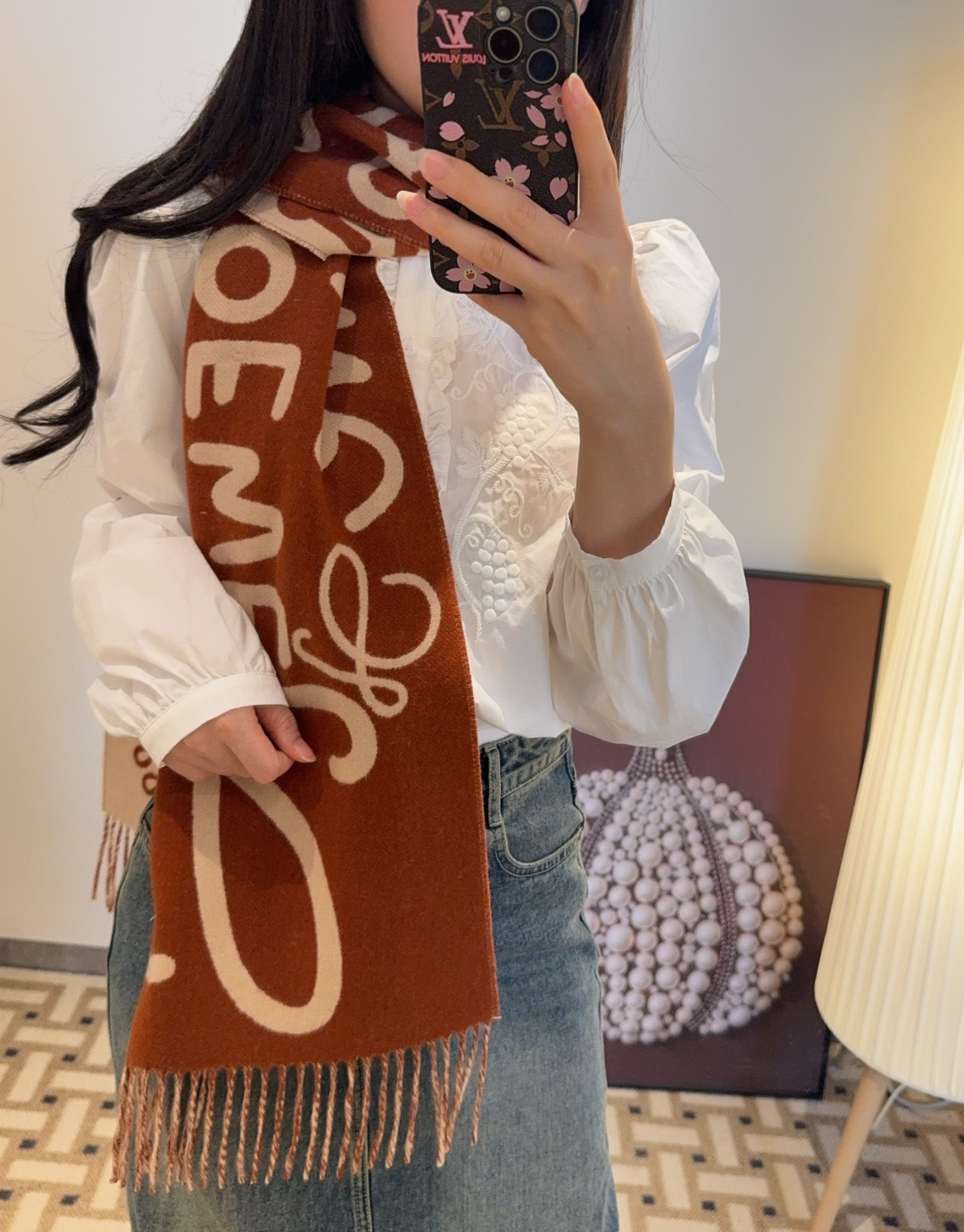 NO:542116,New color Loewe graffiti double-sided scarf, loewe super beautiful new scarf!  Super recommended to buy!  Super hard to buy!  The original order is of good quality, and it is out of the market goods. There is no pressure to enter and exit the counter. The workmanship is very exquisite and heavy. Our price is really worth it!  Neutral style, simple and generous, free of charge!  !  A crazy and not picky, a crazy temperament!  Whoever surrounds him has temperament!  !  I really hope everyone doesn't miss this style. Specifications, 30*180cm, 90 wool, 10 cashmere, non-market chemical fiber, equipped with LOEWE Anagram embossed leather label. High-version scarf, high-version scarf, loewe, loewe19860909新色罗意威涂鸦款双面围巾,loewe超美新款围巾！超级推荐入手！超难买哦！原单品质好货,甩市场货N条街,进出专柜无压力,做工非常精致,很有分量,我们的价格真的超级值！中性风格、简单大方,任意收！！狂不挑人,狂气质！谁围谁有气质！！真的希望大家不要错过这样的款式.规格,30*180cm,成分90羊毛 10羊绒,非市场化纤货,配有LOEWE Anagram 压纹皮标.高版本围巾,高版本围巾,loewe,loewe,scarf