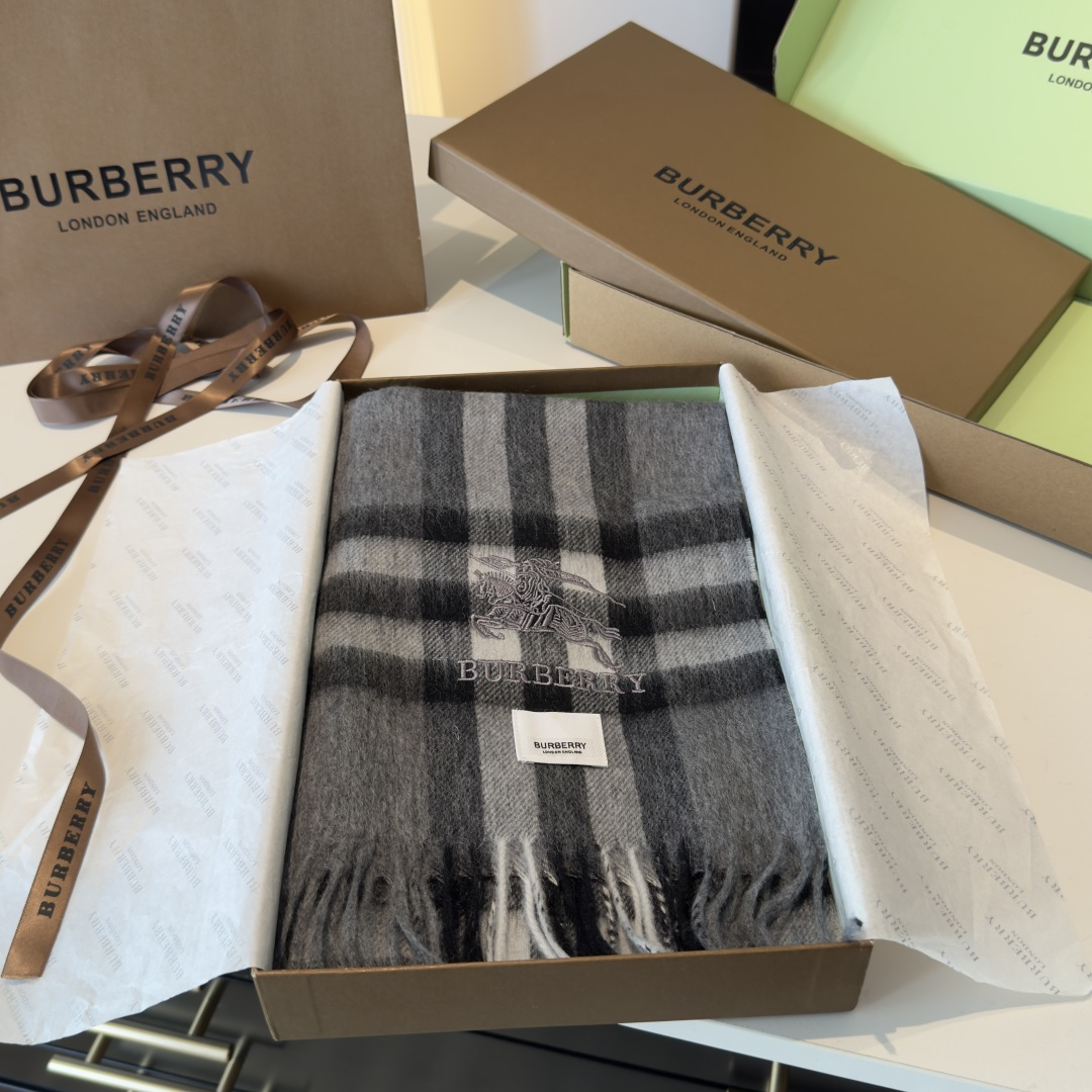 B家。【男女围巾】怒赞自留，难得的高端男款！家属福利！巴宝莉非常正的男士围巾~面料大爱，非常柔软细腻舒服