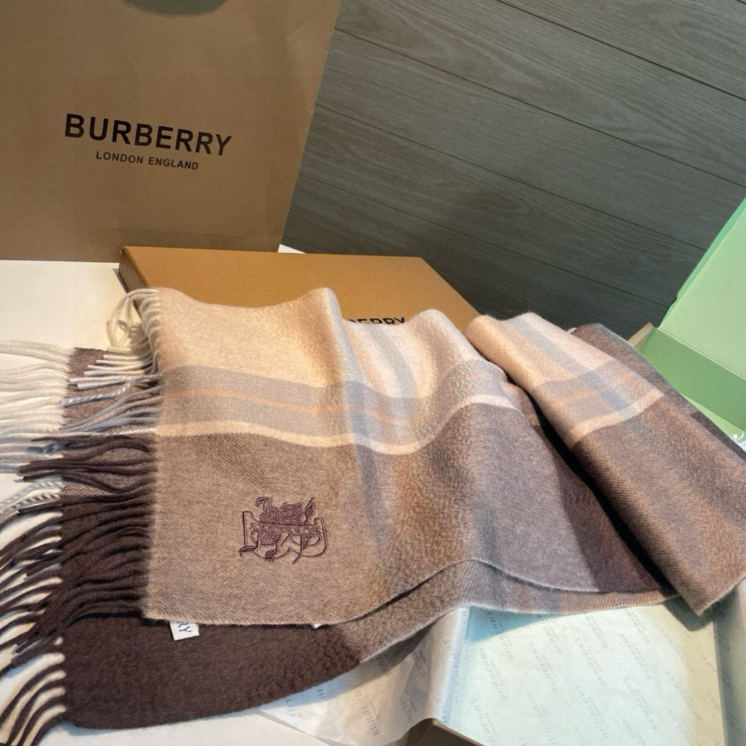 水波纹，百分百山羊绒 Burberry · 巴宝莉经典格子围巾❗好看的要疯掉了，太有型太有魅力了❗❗非常