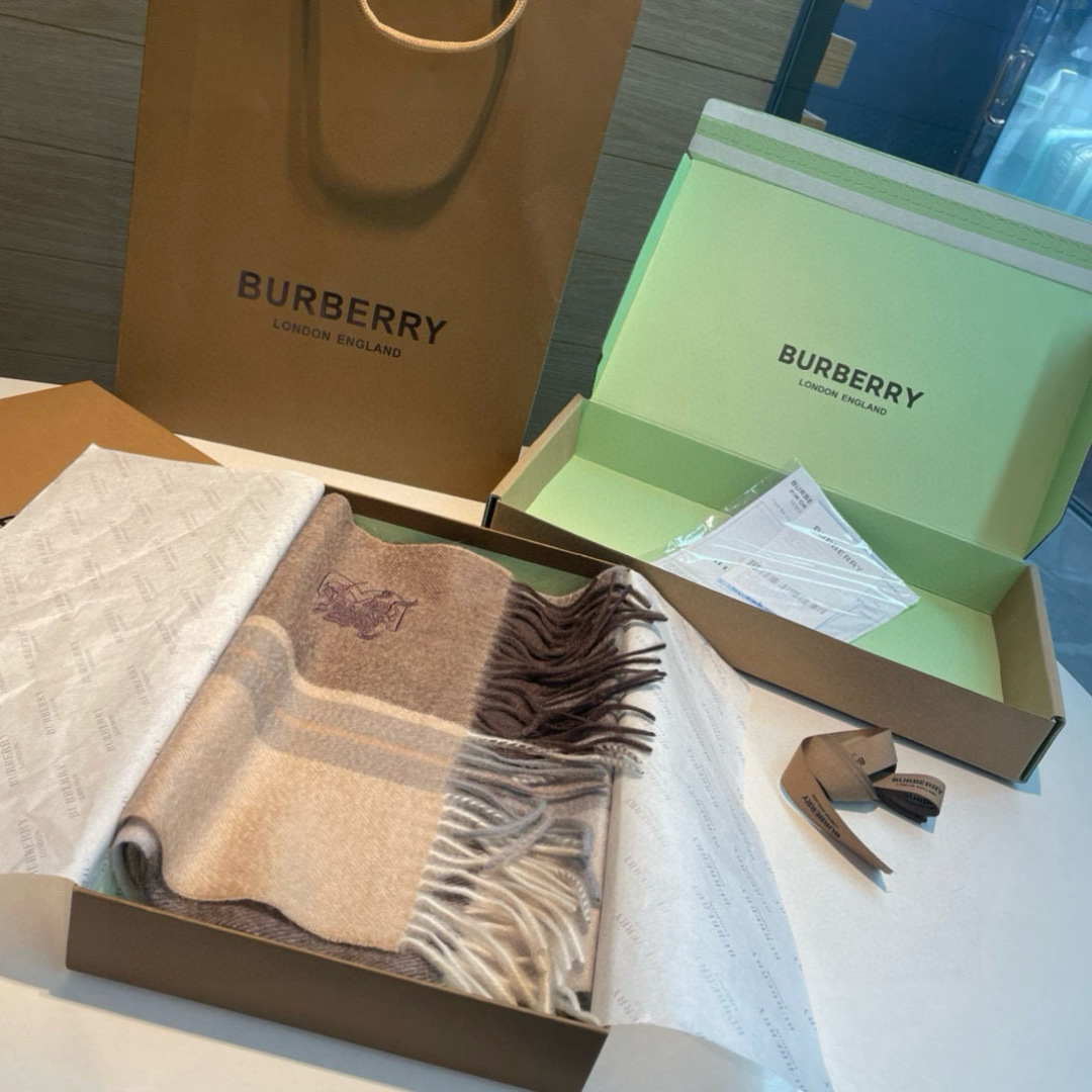 水波纹，百分百山羊绒 Burberry · 巴宝莉经典格子围巾❗好看的要疯掉了，太有型太有魅力了❗❗非常