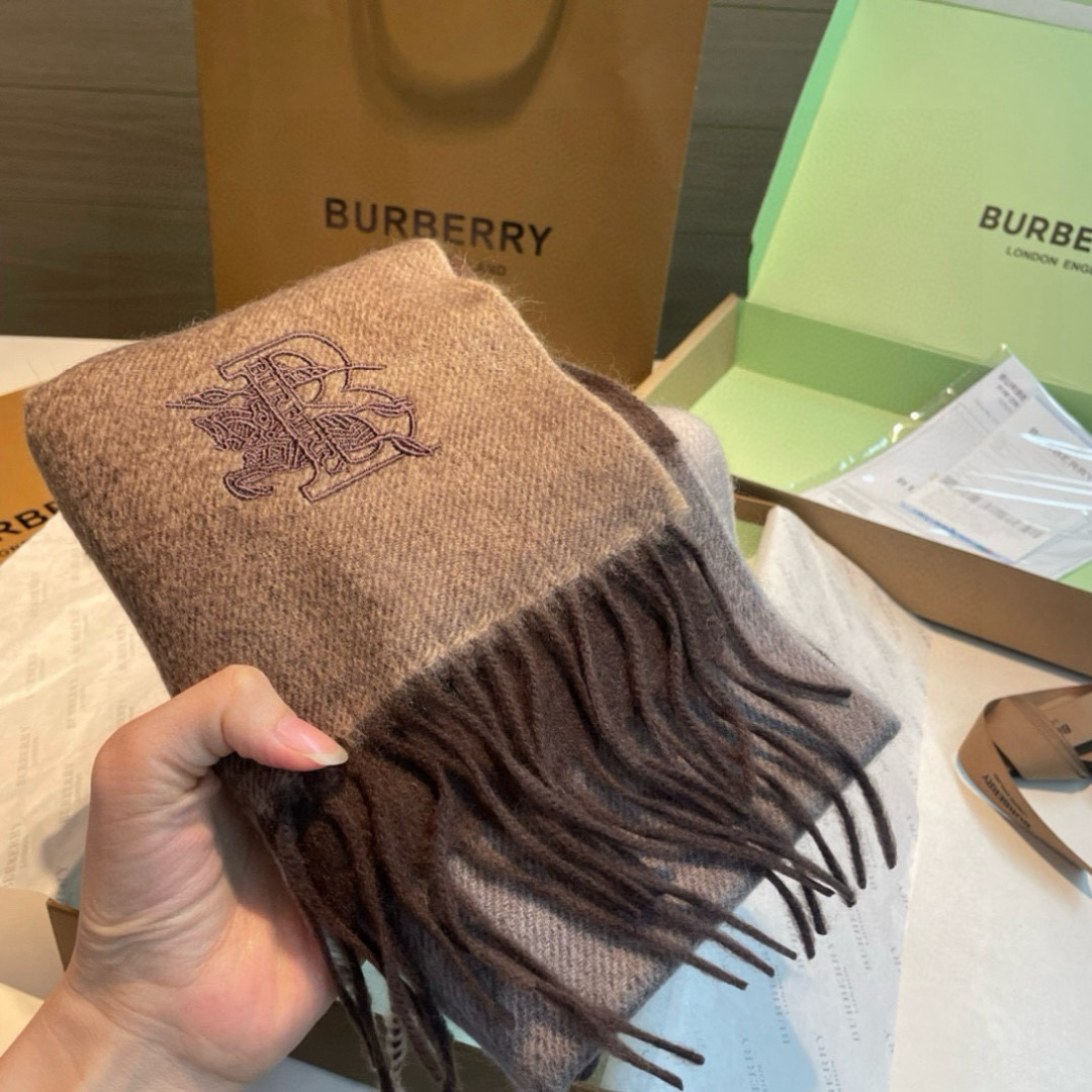 水波纹，百分百山羊绒 Burberry · 巴宝莉经典格子围巾❗好看的要疯掉了，太有型太有魅力了❗❗非常