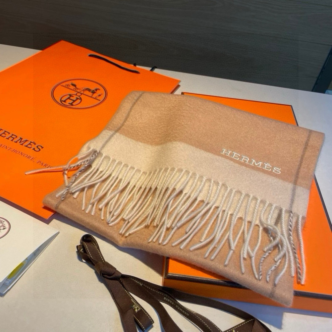 羊毛版本 🆕Hermes · 爱马仕❗️怒赞自留▪️❗️我们的男款围巾且买且珍惜~~男款真的很少，一年也