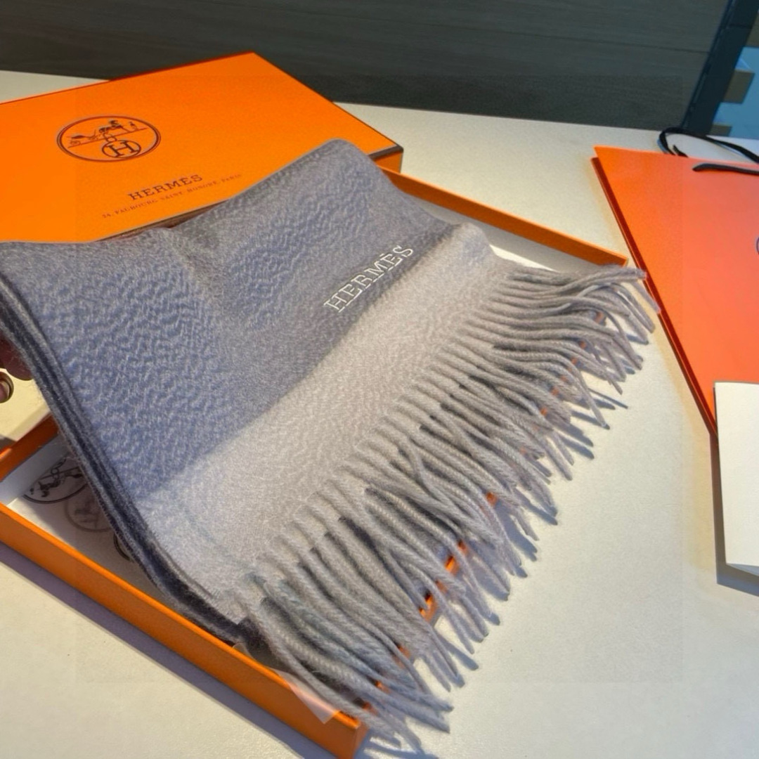 羊毛版本 🆕Hermes · 爱马仕❗️怒赞自留▪️❗️我们的男款围巾且买且珍惜~~男款真的很少，一年也