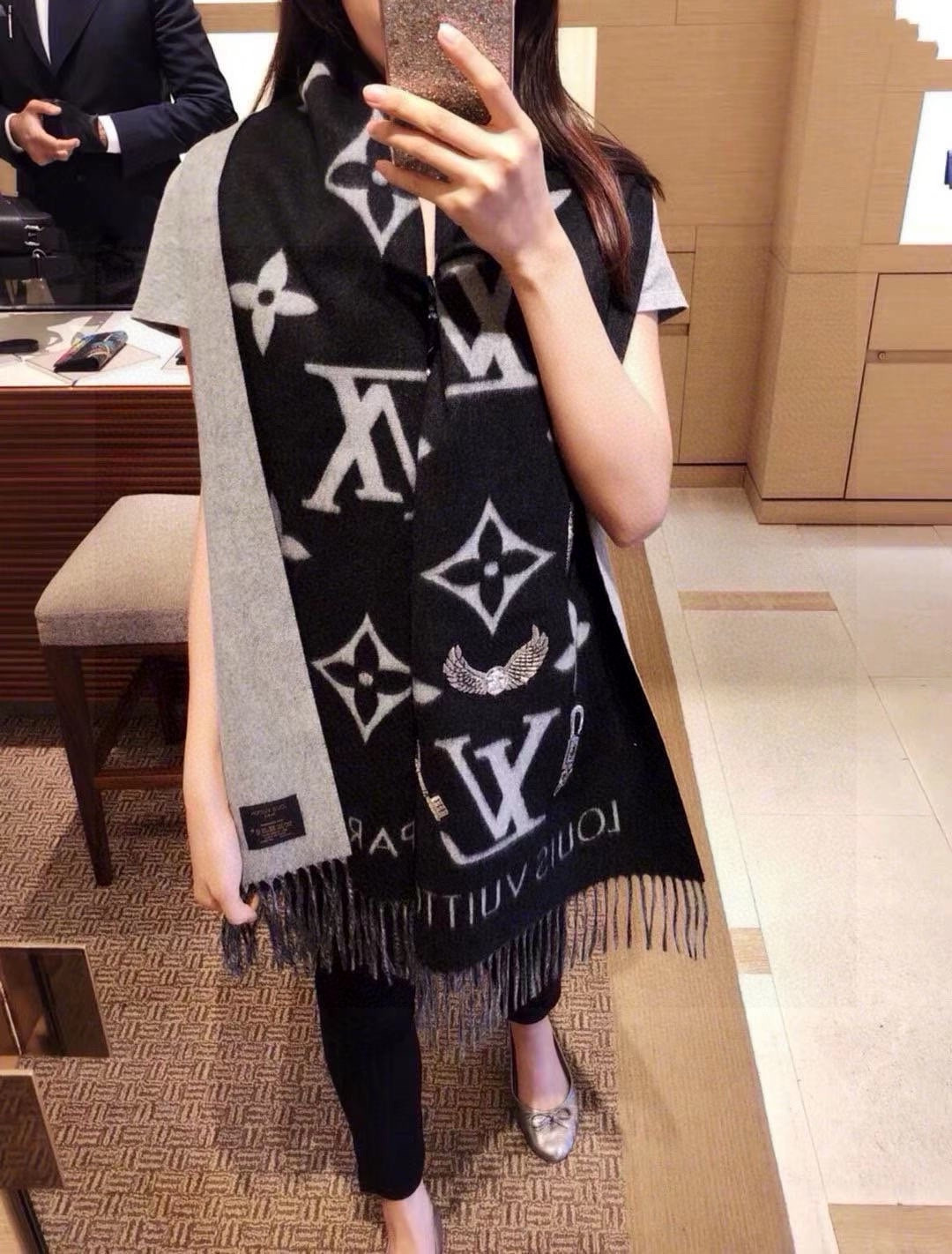 NO:542105,Excited!!!~~ This series of genuine products are hard to buy even if you have money. Our quality is really amazing. We are here to buy them~ The price of my mother will benefit mankind again!  If you buy genuine products, you will probably cry in the toilet. The best channel is a fraction of the price. If you buy a super limited number of badges, heavy industry embroidered black and white cashmere scarf, you can't see it in the domestic counter, and it's basically all set. It's really exaggerated. This series of limited edition models is really rare. The physical heavy engineering is amazing. This bad product will talk about a few key points. 1 [About the scarf itself] You have seen the so-called high-end versions on the market. The best one is that the best one is that the feather is clear, the cashmere is delicate, the presbyterian and the font are very clear. The most important reason is the cashmere level!  Ours is the top cashmere like the counter. Only when the yarn comes out can it achieve such visual beauty and feel 2 [About embroidery] Heavy industry is amazing!  !  !  It is made by Indian workers purely by hand, and the embroidery on it is made of Indian tinsel, which is really awesome!  You may not feel the metal three-dimensional pattern when looking at the picture. If you really see the texture of the real object with your own hands, you will understand it. Even if the counter price is quite worth it!  What's more, the ladies around us all praise 3 [About the black lines on the beard and next to it] The beard is the fat cashmere beard, and this beard is also the finishing touch of the whole scarf. Many inferior versions of beard are very thin... Then there is a line on both sides of the front and back. This is better if the craftsmanship is correct. I will definitely not be disappointed when I receive the actual product. It is worthy of being a limited series. It is not easy to rely on the style, but it is simply a craftsmanship technique that is impressive. You must believe me. This design is probably difficult to meet again. When you see it, you will quickly enter the specifications of 40*200cm (including the length of beard). The best pure cashmere... High-version scarf, high-version scarf19860909激动!!!~~这个系列正品有钱都很难买,我们的品质真的绝了,代购的来~亲妈价格再一次造福人类！买了正品的估计要哭晕在厕所里,最好的渠道零头的价格,买到赚到专柜超级限量的徽章重工刺绣黑白羊绒围巾,国内专柜基本看不到身影,基本都被内定了,非常限量真的好夸张,这个系列限量款真的太难得了,实物重工程度令人惊叹这款流弊货先说几个关键点1【关于围巾本身】你们看过市面上的所谓各种高级版的吧,再好的比不过这个,毛羽清晰,羊绒细腻,老花和字体都非常分明这其中最重要的原因就是羊绒等级！我们的是和专柜一样的最顶级的羊绒,出来的纱线才能达到这样的视觉美感和手感2【关于刺绣】重工的不得了！！！由印度工人纯手工制作,上面的刺绣用的是印度金属丝,真心牛逼！图案看图片可能感受不到那种金属立体,实物的质感真的亲手看到摸到你就会懂,即便专柜价都觉得相当值！更何况我们亲妈价,身边的贵妇们无一不夸赞3【关于须边和旁边的黑线】须是胖胖的那种羊绒须,这个须也是整条围巾的点睛之处了,很多劣质版本的须非常细…然后就是正反面两侧都有一条线的,这是正确对版工艺才会有的好了,实物收到绝对不失望不愧是限量系列~不靠花色,就简简单单靠匠心技术令人折服要收啊,一定一定要相信我,这个设计估计很难再遇到了~纯尾一丢丢,见好赶紧入规格40*200cm(含须长度)极品纯羊绒…高版本围巾,高版本围巾,scarf