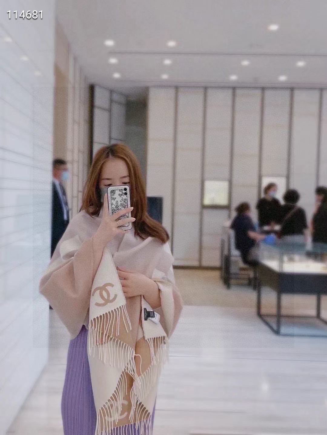 NO:542107,【Really fragrant must-have series!  !  !  Excellent quality】Top gradient printing and dyeing process production line!  Ten thousand strongly recommend to stay!  !  !  !  An order received by an awesome factory, high specifications!  !  !  Excellent printing and dyeing technology, Chan*l counter's latest hot item in autumn and winter, 'gradient double-sided scarf and shawl'!  !  Excellent quality that can be seen with the naked eye even through the screen!  !  There are big letters CH*N*L in the middle, and there are two double CLogos at both ends. The overall scarf has a super beautiful gradient double-sided design, and it has a pure autumn and winter tone of the big brand Chan*l!  !  !  You will find that this kind of item is so powerful that you can match it with anything!  !  I can’t envy the fashion, and it’s very easy and free to create good clothes!  !  !  !  Fashion is casually worn, which is what we pursue. The designs of big brands make us relaxed and high-end!  !  Size specification 70cm*200cm, 60.9 cashmere 36.1 wool. Two colors. High version scarf, high version scarf, chanel, shawls19860909【真香必入系列！！！品质绝了】顶级渐变印染工艺生产线！一万个强烈建议留！！！！一个牛逼的工厂接的订单,高规格！！！很牛的印染工艺,Chan*l专柜秋冬最新抢手货,『渐变双面围巾披肩』！！隔着屏幕也能肉眼可见的品质绝绝子！！中间大字母CH*N*L,两头还有两个双CLogo,围巾整体是超级美的渐变处理双面设计,纯纯的Chan*l大牌秋冬腔调感！！！会发现这样的单品太强大,怎么搭都心水！！羡慕不来的时髦,非常轻松自由的打造好衣品！！！！时髦在漫不经心的随手一搭,正是我们的追求,大牌的设计就是让我们轻松高级！！尺寸规格70cm*200cm,60.9羊绒36.1羊毛.两个色.高版本围巾,高版本围巾,chanel,shawls,scarf