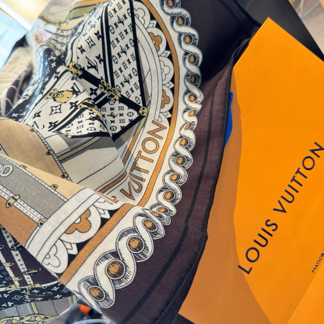 ❄【双面同色】原单Lv140cm丝绒方本款方巾，丝印工艺刻画丰富细节，描绘 Monogram 薇薇安之家
