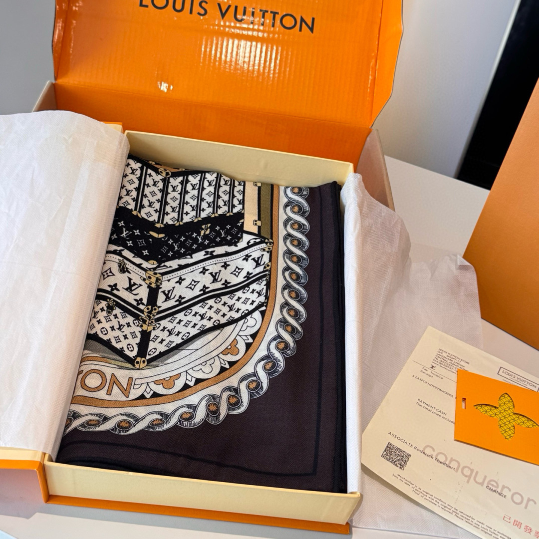 ❄【双面同色】原单Lv140cm丝绒方本款方巾，丝印工艺刻画丰富细节，描绘 Monogram 薇薇安之家