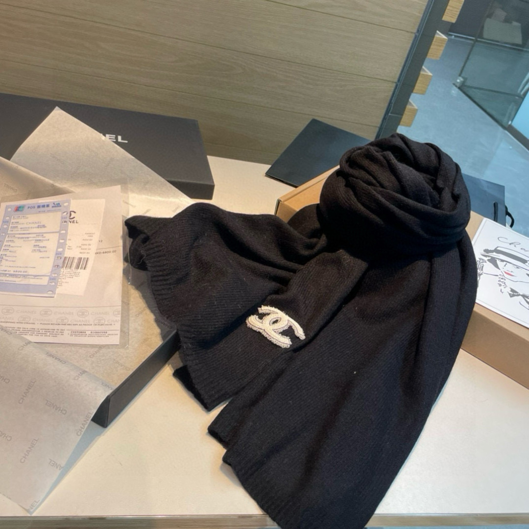 强烈重磅推荐！！！质感好货，怒吼福利推荐款❗️Chanel主打的羊绒围巾~非常难得！！这个围巾最大的感触