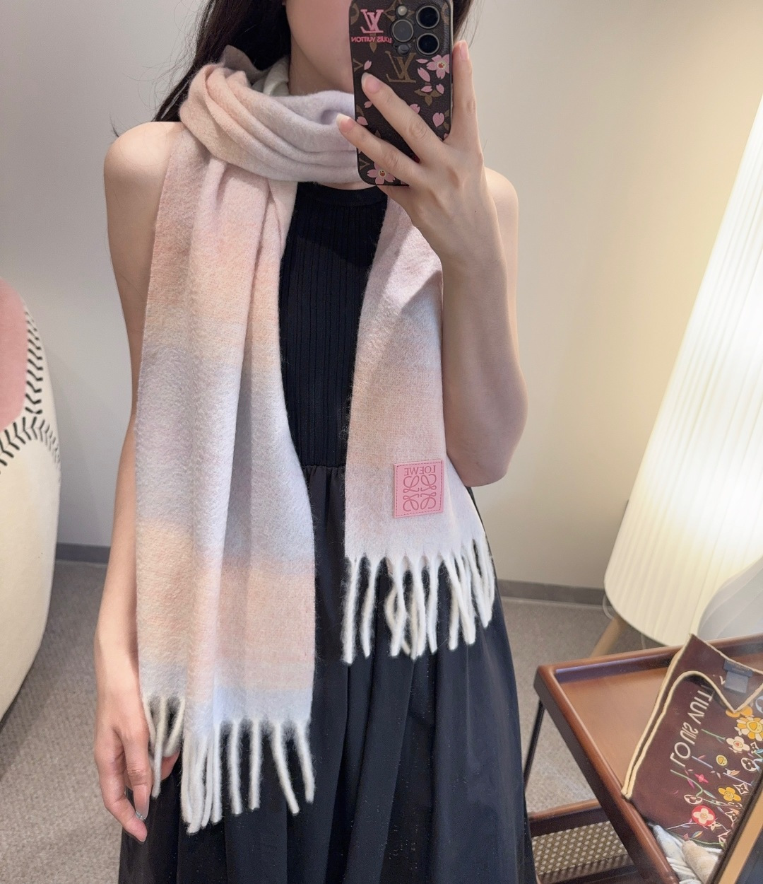 NO:542113,Luo Yiwei Super Beauty New Mohair Gradient Scarf!  Super recommended to buy!  】Good texture!  The main mohair scarf~it is said to be very difficult to buy!  !  I've played the version many times!  Finally shipped, closest to the original version. The pressure-free workmanship in and out of the counter is very exquisite and heavy, and our price is really worth it!  The biggest feeling of this scarf is: it is super soft and comfortable, and it has a very airy and fluffy feeling!  !  !  The unique texture of the special craftsmanship of mohair is really beautiful!  The quantity is limited, and there is no guarantee that it will be available at any time. As long as the economy allows, you can collect it at will!  !  A crazy and not picky, a crazy temperament!  Whoever surrounds him has temperament!  !  I really hope everyone doesn’t miss this style. 40*185225g50 mohair 48 wool 2 nylon high-version scarf, high-version scarf, loewe19860909罗意威超美新款马海毛渐变围巾！超级推荐入手！】质感好货！主打的马海毛围巾~据说超难买哦！！打了好多次版！终于出货 最接近原版 进出专柜无压力做工非常精致,很有分量,我们的价格真的超级值！这个围巾最大的感触就是:超级柔软舒服,并且很有空气蓬松感！！！马海毛特殊工艺特有的质感真的太美了！数量有限,不保证随时有货~只要经济允许,任意收！！狂不挑人,狂气质！谁围谁有气质！！真的希望大家不要错过这样的款式. 40*185225g50马海毛 48羊毛2锦纶高版本围巾,高版本围巾,loewe,scarf