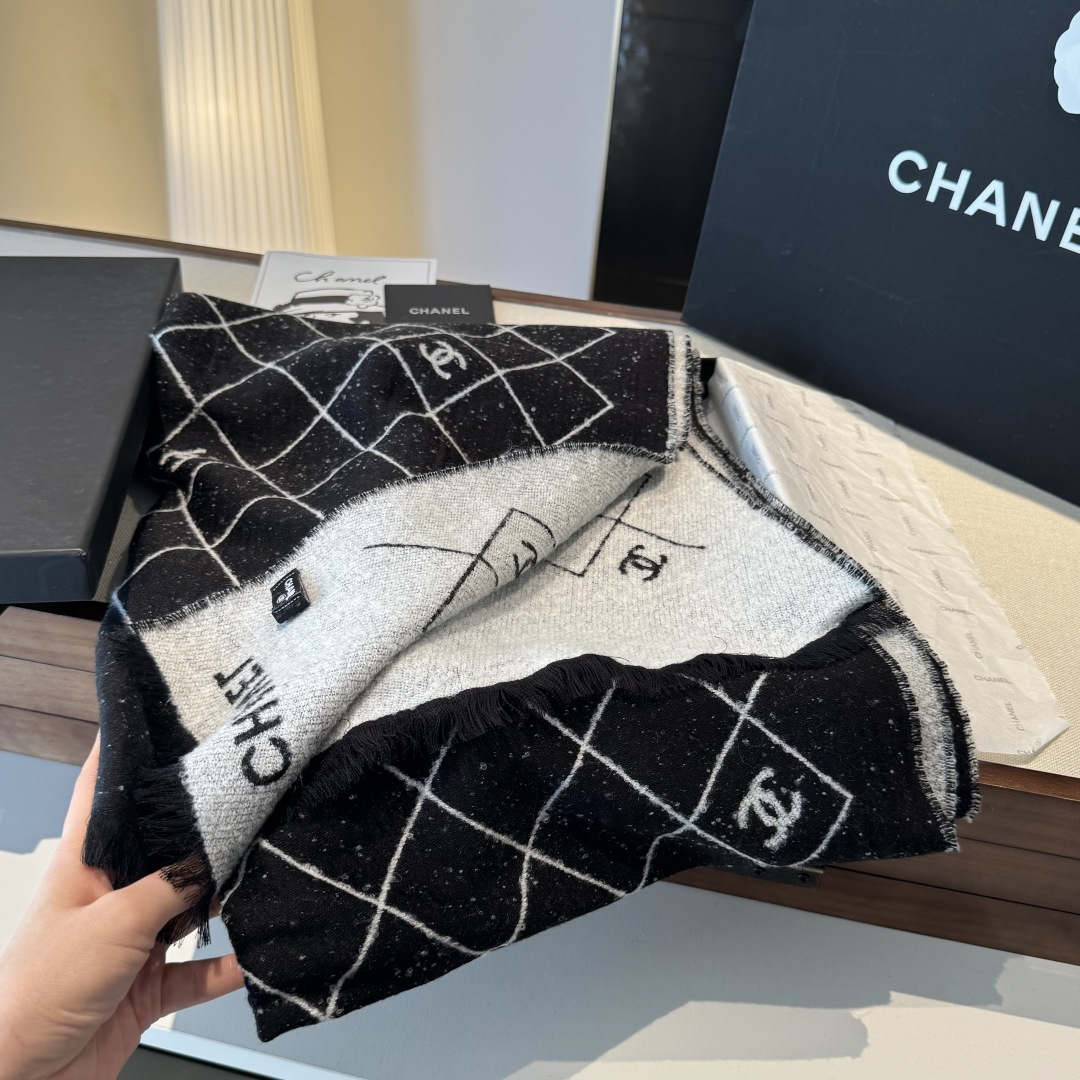 原单𝑪𝒉 菱格标志 45*200cm.100%山羊绒精选顶级山羊绒/绵羊毛/桑蚕丝，融合精湛工艺。触感细