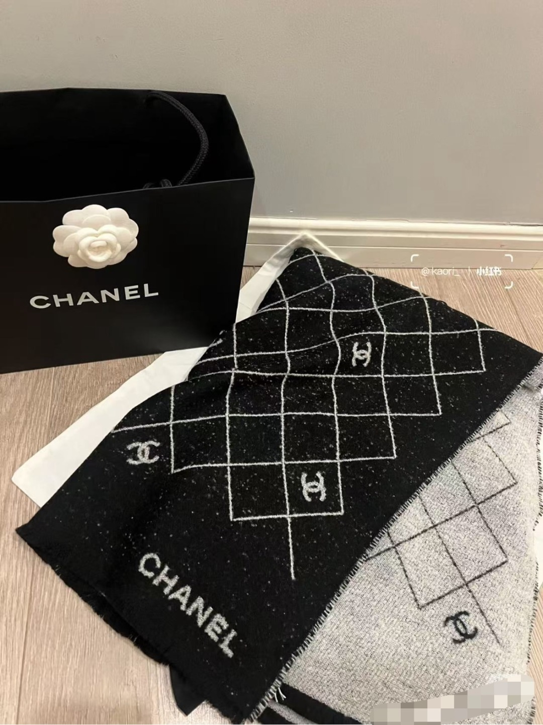 NO:542118,Original single diamond logo 45*200cm. Cashmere Selected top-quality cashmere/wool/mulberry silk, blending exquisite craftsmanship. The touch is delicate and smooth, light and without weight, giving the neck a warmth and skin-friendly experience, interpreting what is 'wearable luxury' (wearable luxury). A simple outfit will become less simple because of a right scarf. Relaxed, comfortable, and comes with exquisite filters. High-version scarf, high-version scarf19860909原单 菱格标志 45*200cm.山羊绒 精选顶级山羊绒/绵羊毛/桑蚕丝,融合精湛工艺.触感细腻柔滑,轻盈无负重感,给予颈间云端般的温暖与亲肤体验,诠释何为“ wearable luxury ”（可穿戴的奢华）.一身简单的穿搭,会因为一条对的围巾而变得不简单.轻松,惬意,又自带精致滤镜.高版本围巾,高版本围巾,scarf