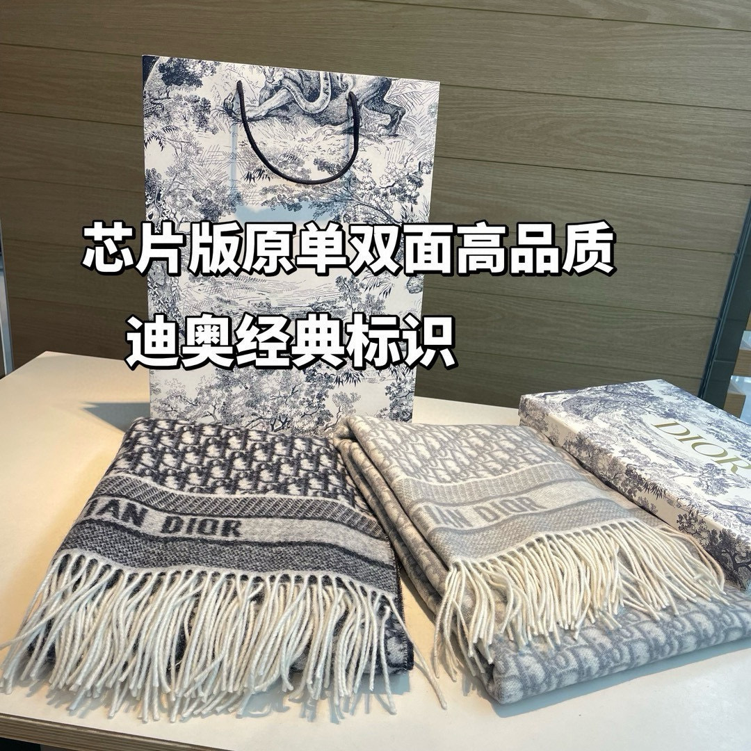 Dior 芯片版高品质Dior（迪奥）最新款 · 这款 Oblique 印花围巾重新诠释 Dior 标识