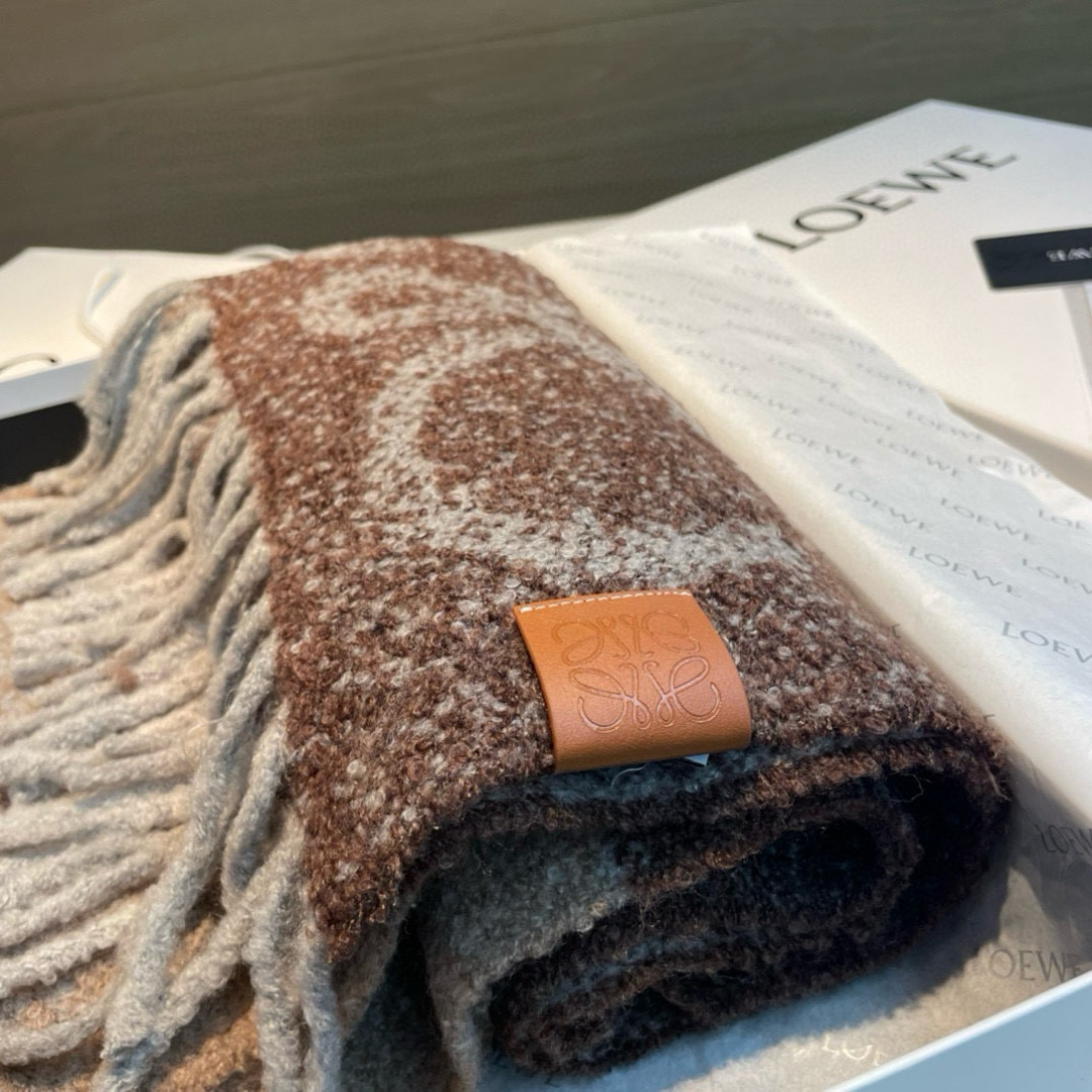 Loewe 罗意威很幸運拿到這個品牌的東西 真的不多見 很少在國內做訂單 款式真的少的可怜 羅意威作為西班牙