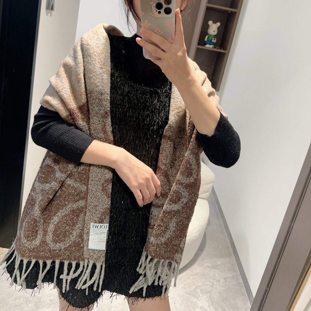Loewe 罗意威很幸運拿到這個品牌的東西 真的不多見 很少在國內做訂單 款式真的少的可怜 羅意威作為西班牙