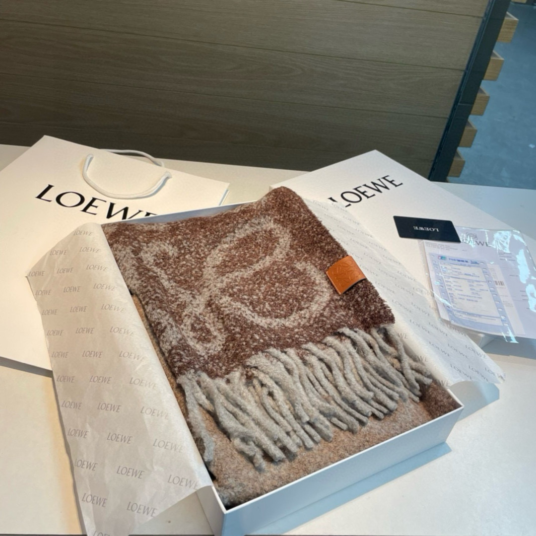 Loewe 罗意威很幸運拿到這個品牌的東西 真的不多見 很少在國內做訂單 款式真的少的可怜 羅意威作為西班牙