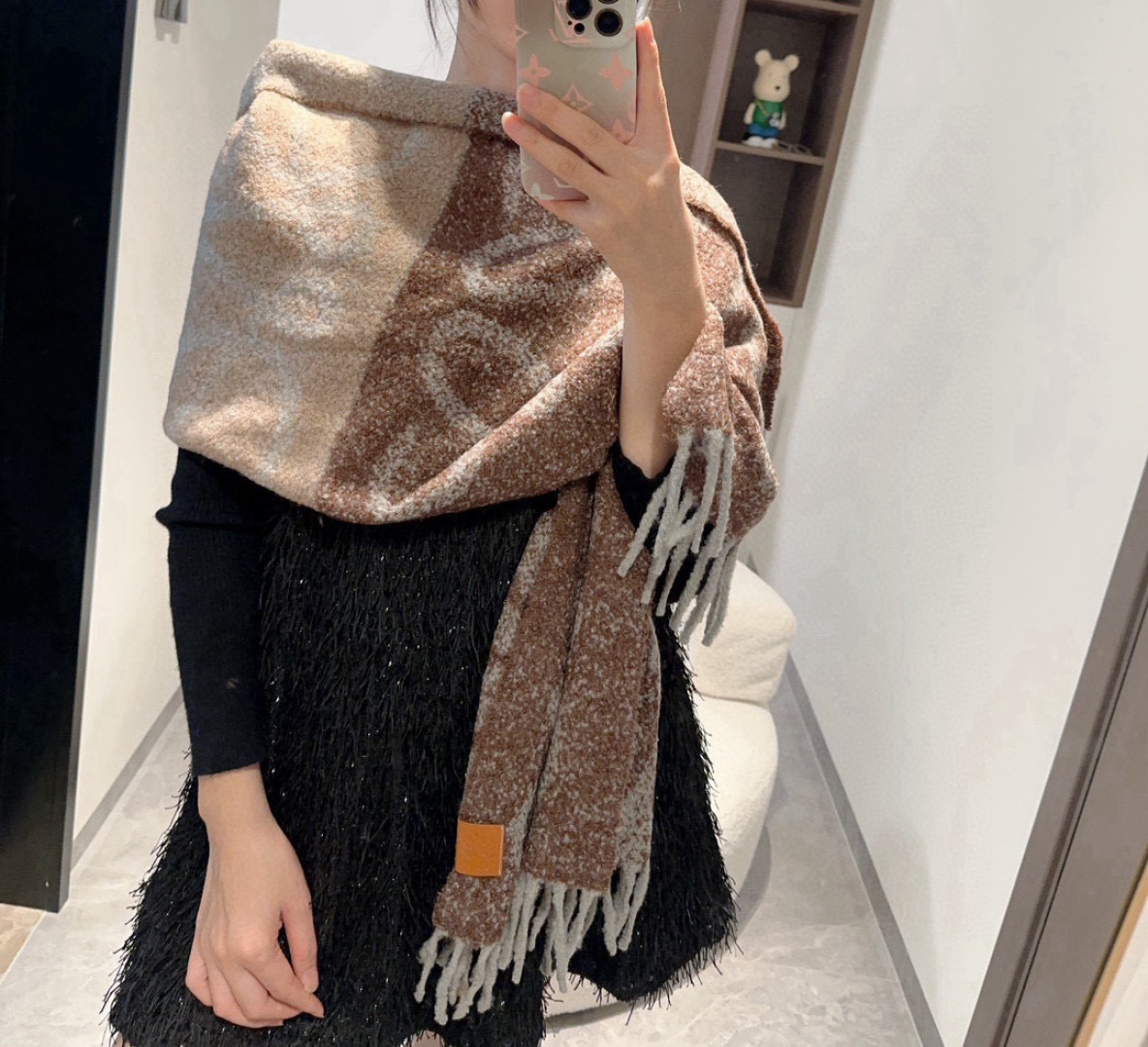 Loewe 罗意威很幸運拿到這個品牌的東西 真的不多見 很少在國內做訂單 款式真的少的可怜 羅意威作為西班牙
