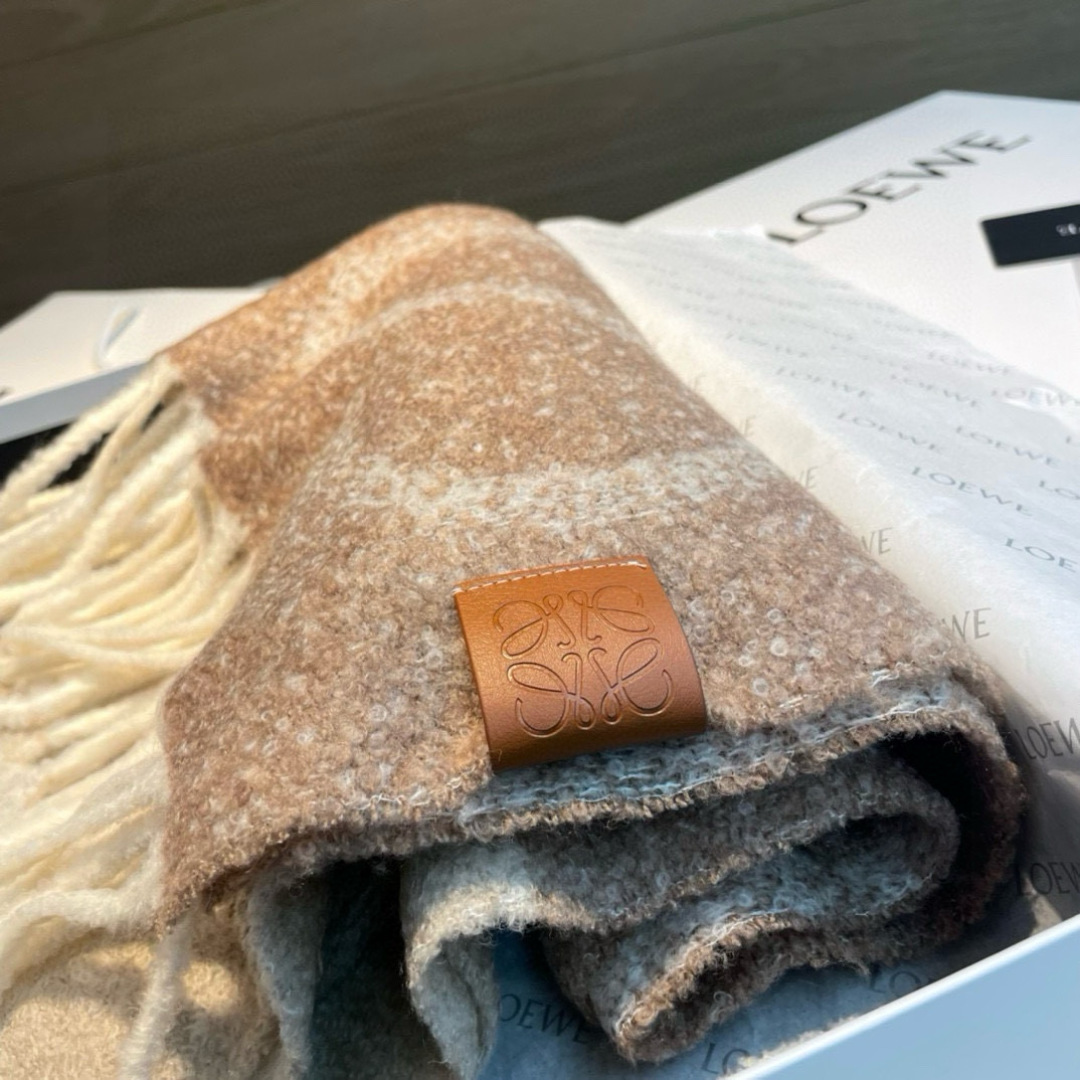 Loewe 罗意威很幸運拿到這個品牌的東西 真的不多見 很少在國內做訂單 款式真的少的可怜 羅意威作為西班牙