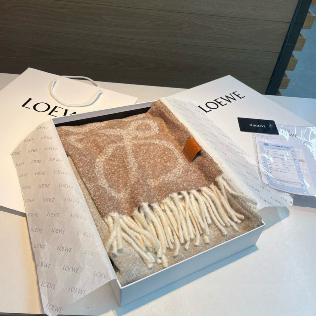 Loewe 罗意威很幸運拿到這個品牌的東西 真的不多見 很少在國內做訂單 款式真的少的可怜 羅意威作為西班牙