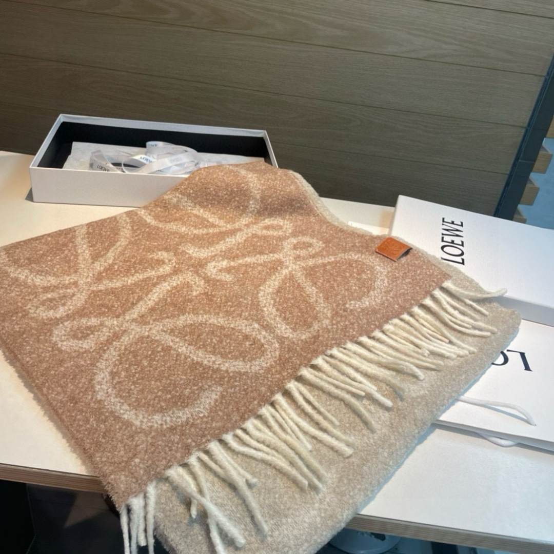 Loewe 罗意威很幸運拿到這個品牌的東西 真的不多見 很少在國內做訂單 款式真的少的可怜 羅意威作為西班牙