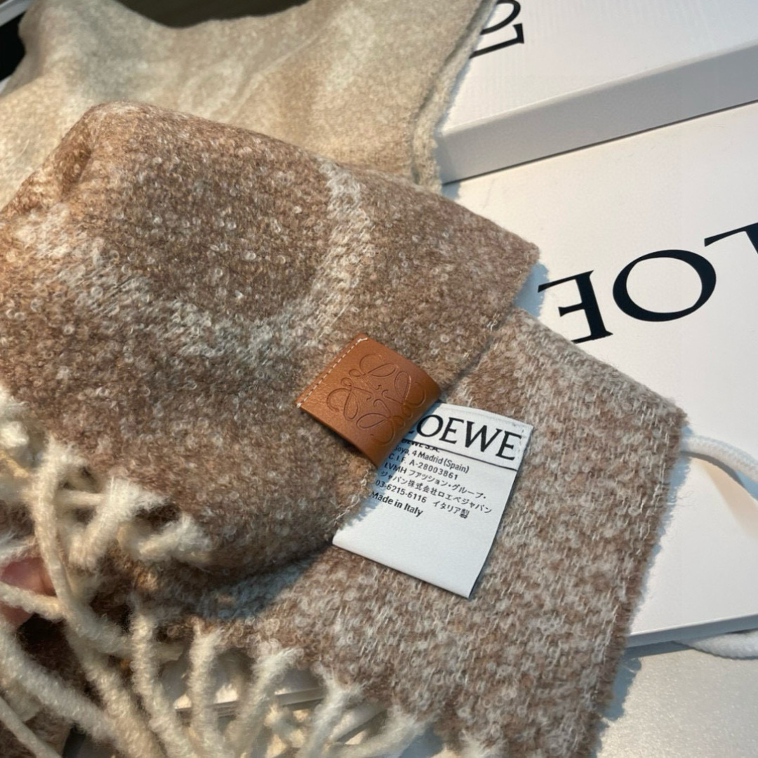 Loewe 罗意威很幸運拿到這個品牌的東西 真的不多見 很少在國內做訂單 款式真的少的可怜 羅意威作為西班牙