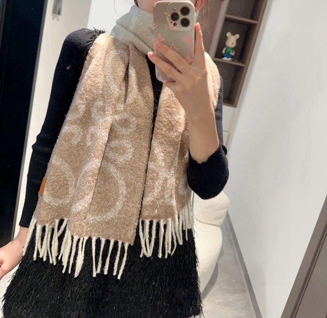 Loewe 罗意威很幸運拿到這個品牌的東西 真的不多見 很少在國內做訂單 款式真的少的可怜 羅意威作為西班牙
