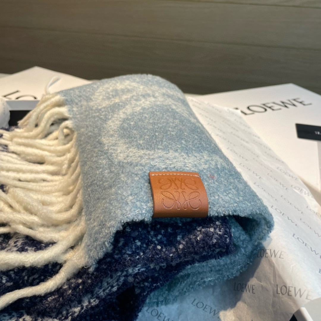 Loewe 罗意威很幸運拿到這個品牌的東西 真的不多見 很少在國內做訂單 款式真的少的可怜 羅意威作為西班牙