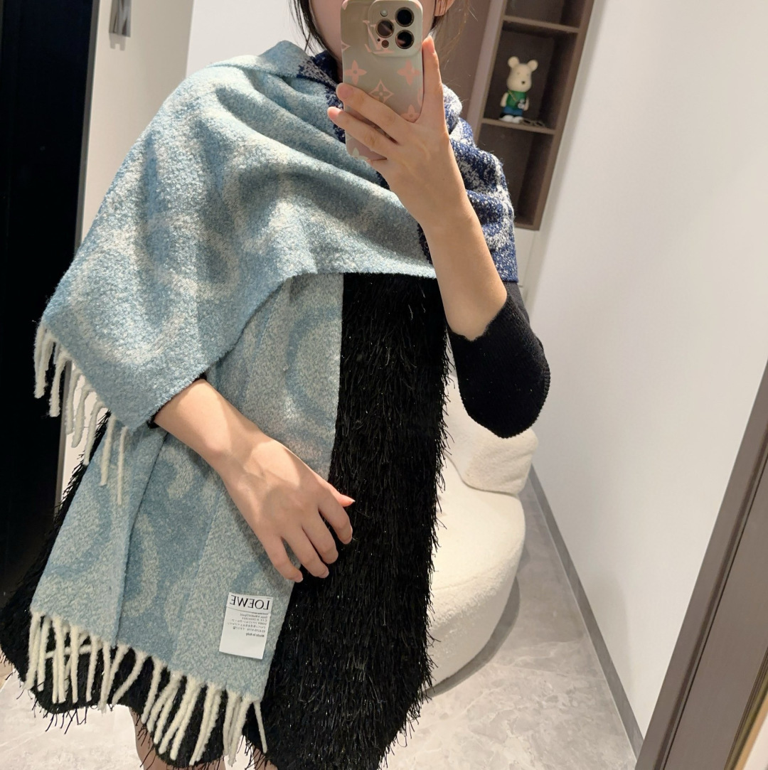 Loewe 罗意威很幸運拿到這個品牌的東西 真的不多見 很少在國內做訂單 款式真的少的可怜 羅意威作為西班牙