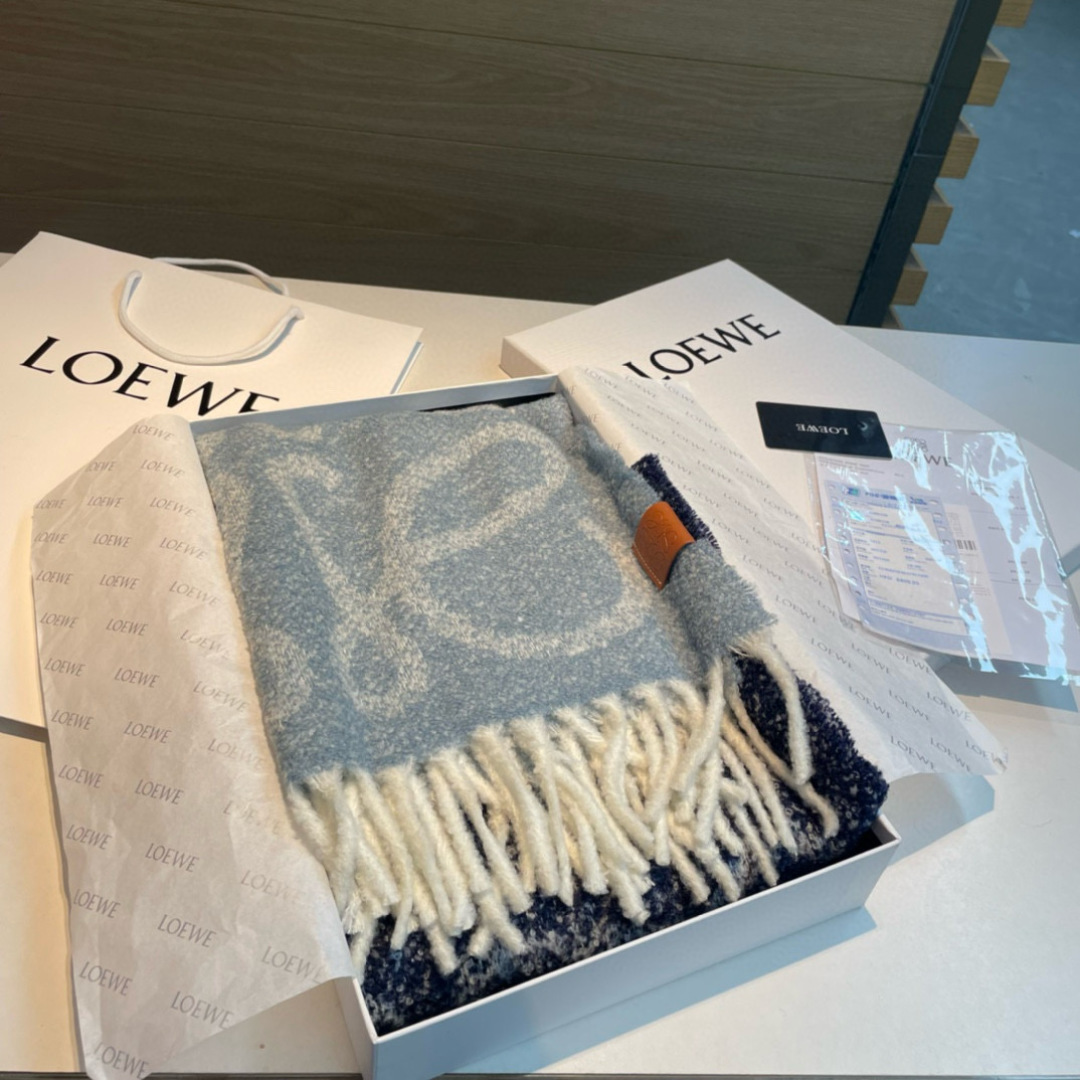 Loewe 罗意威很幸運拿到這個品牌的東西 真的不多見 很少在國內做訂單 款式真的少的可怜 羅意威作為西班牙