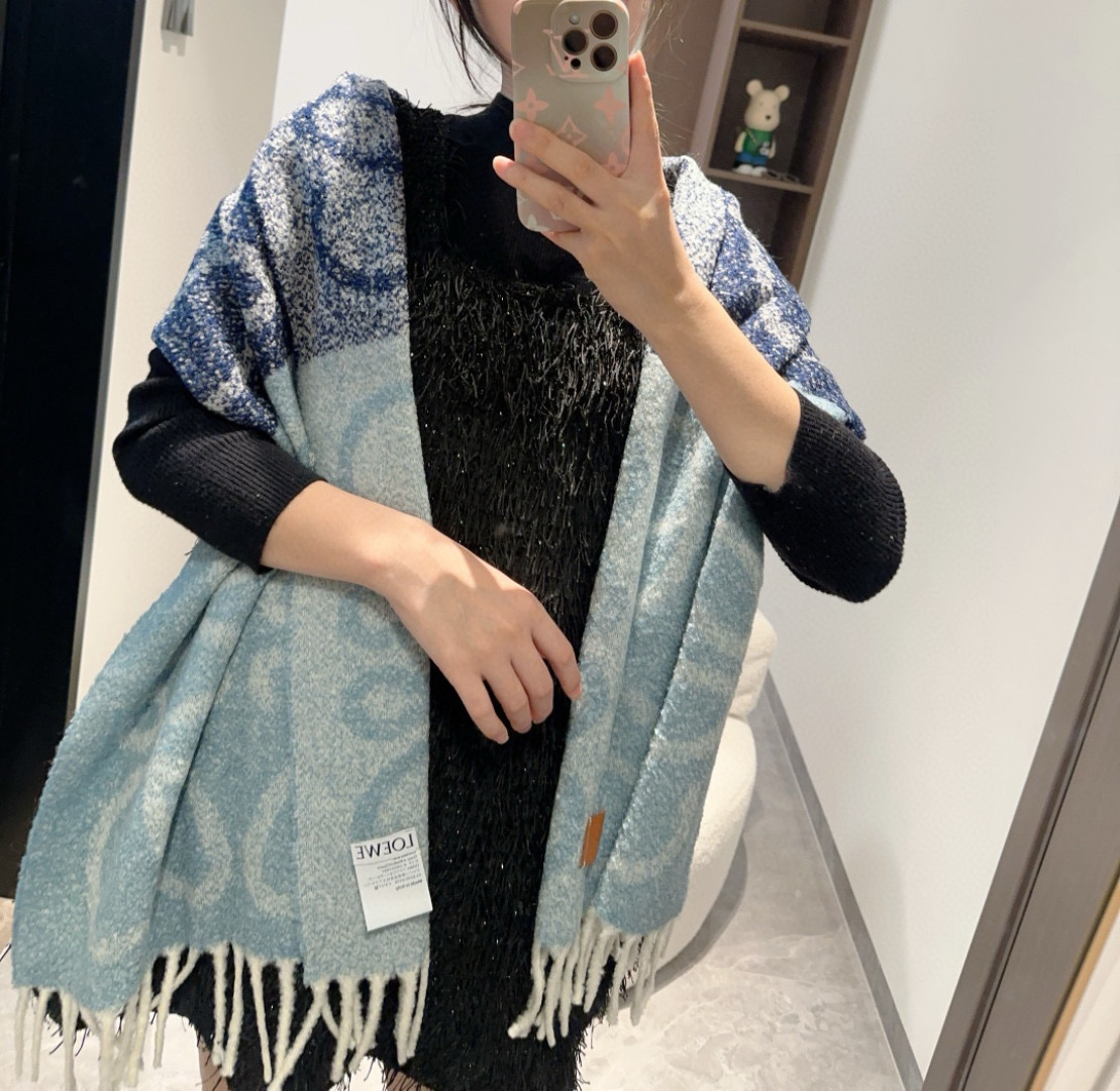 Loewe 罗意威很幸運拿到這個品牌的東西 真的不多見 很少在國內做訂單 款式真的少的可怜 羅意威作為西班牙