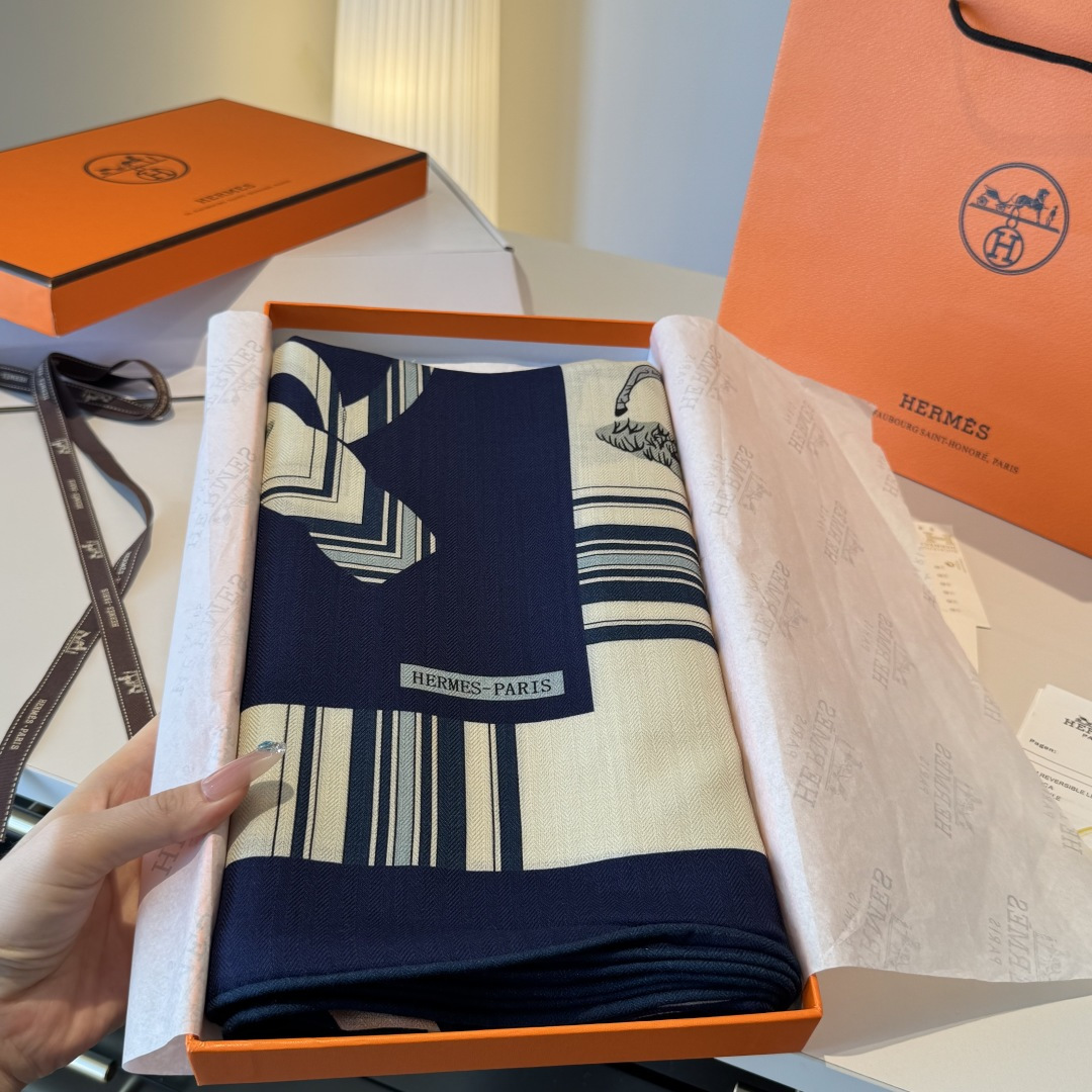 双面同色丝毛披肩～Hermes 手工卷边丝毛方巾（30%桑蚕丝70%羊毛）这款爱马仕的经典单品展现强大而